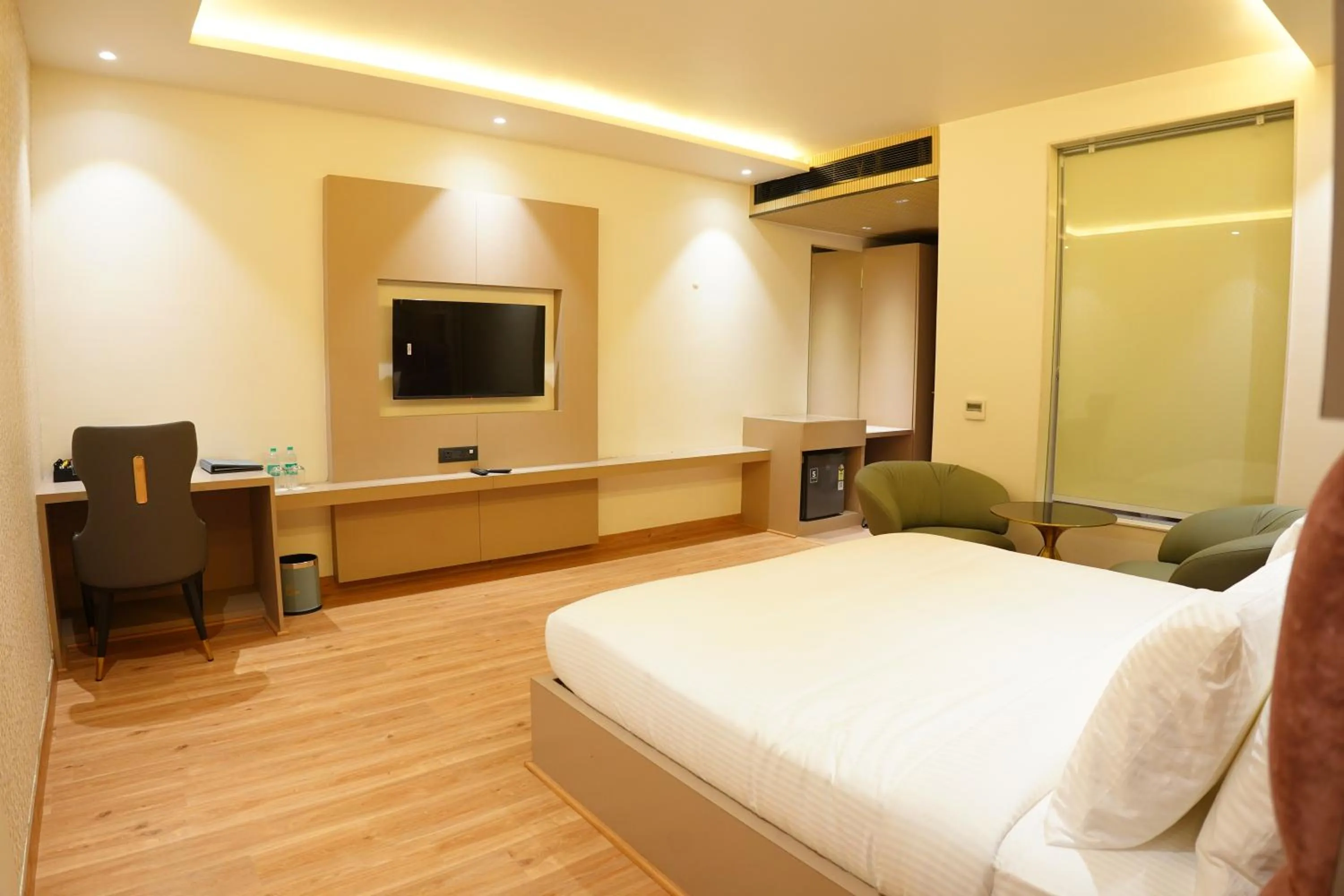 Bedroom, Bed in The Pearl Petal