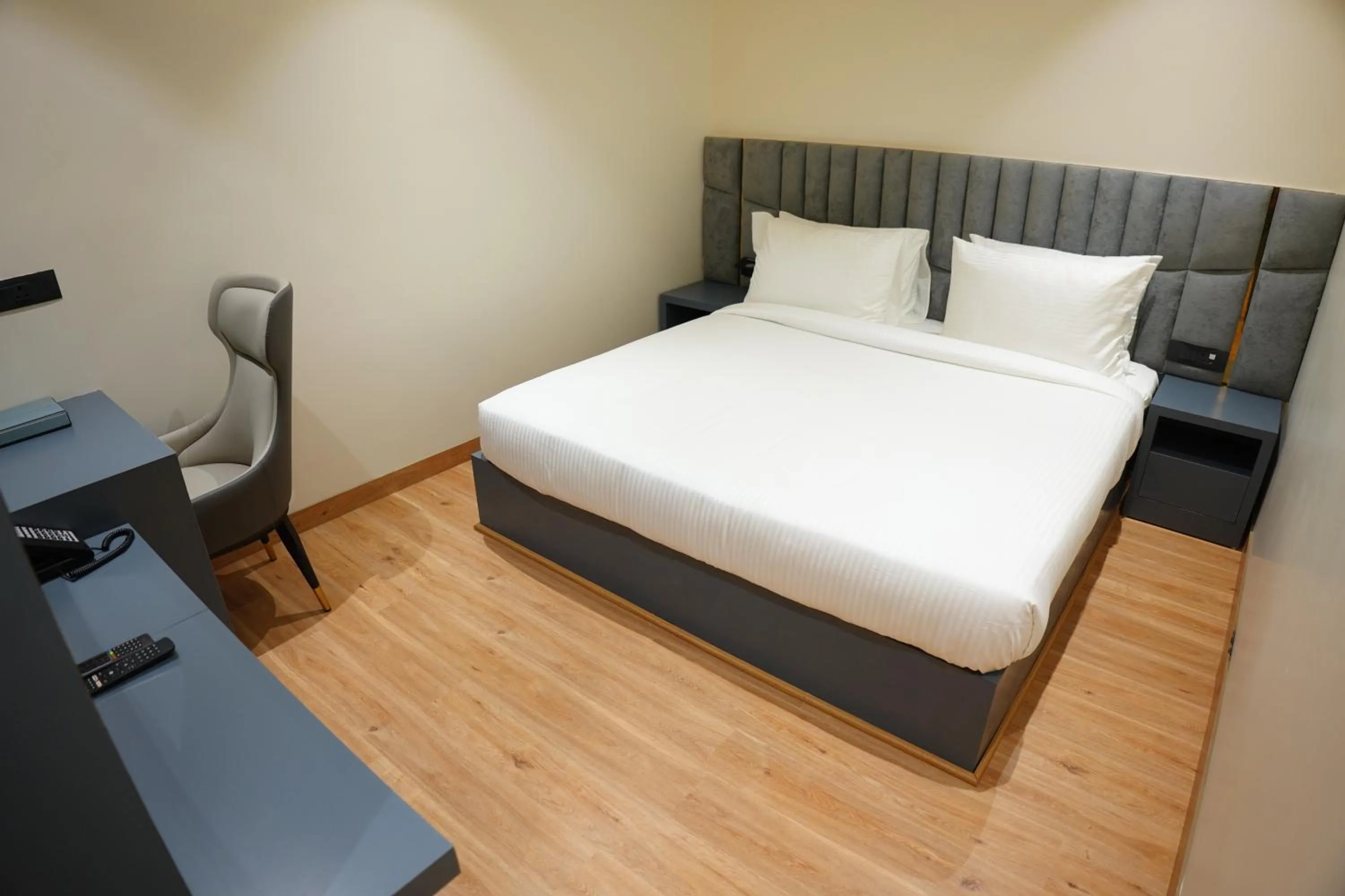 Bedroom, Bed in The Pearl Petal