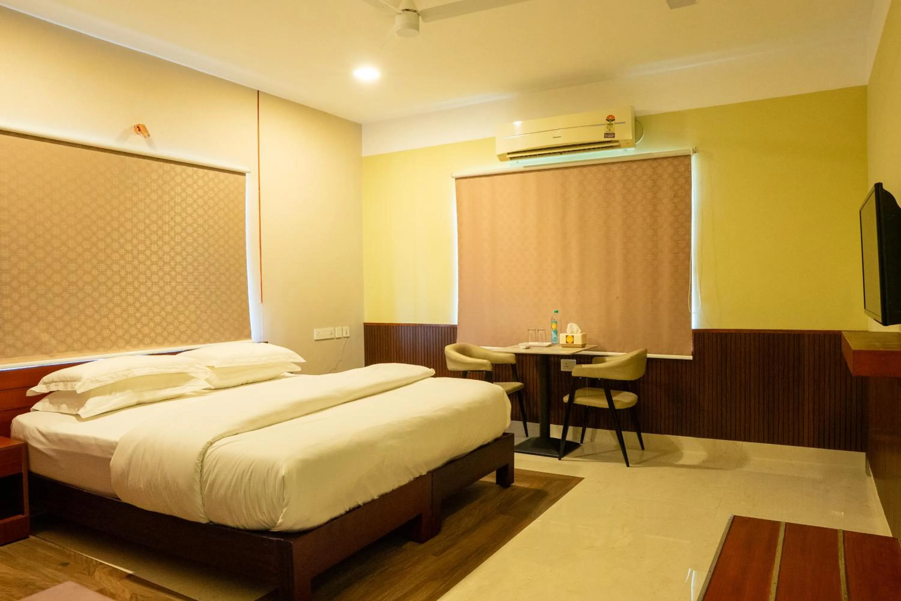 Communal lounge/ TV room, Bed in Misty Rock Hotels