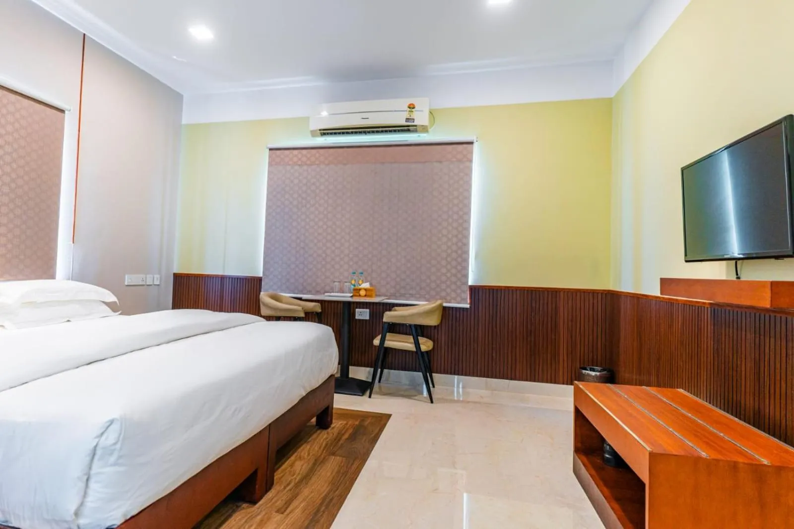 Bedroom, Bed in Misty Rock Hotels