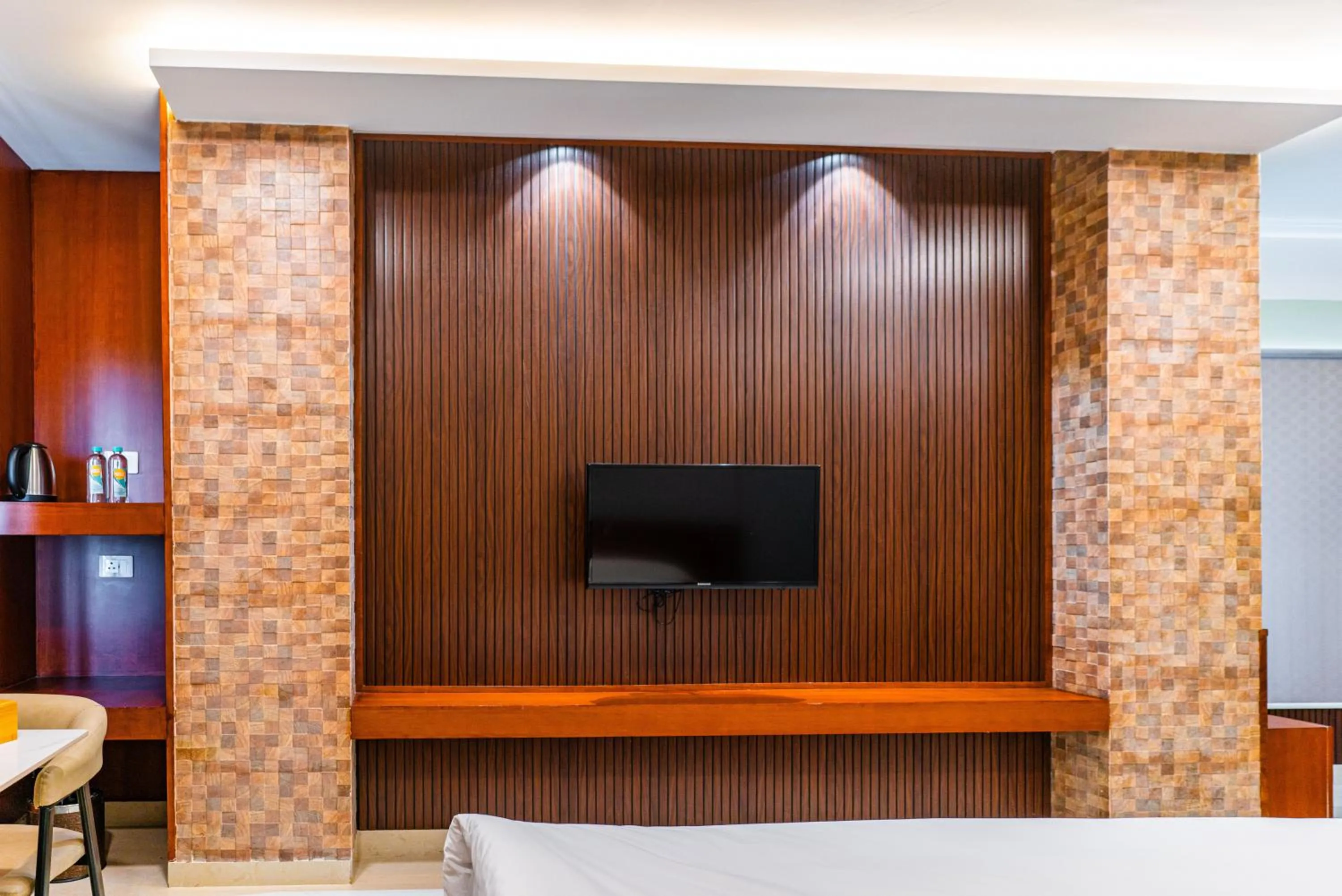 Communal lounge/ TV room in Misty Rock Hotels