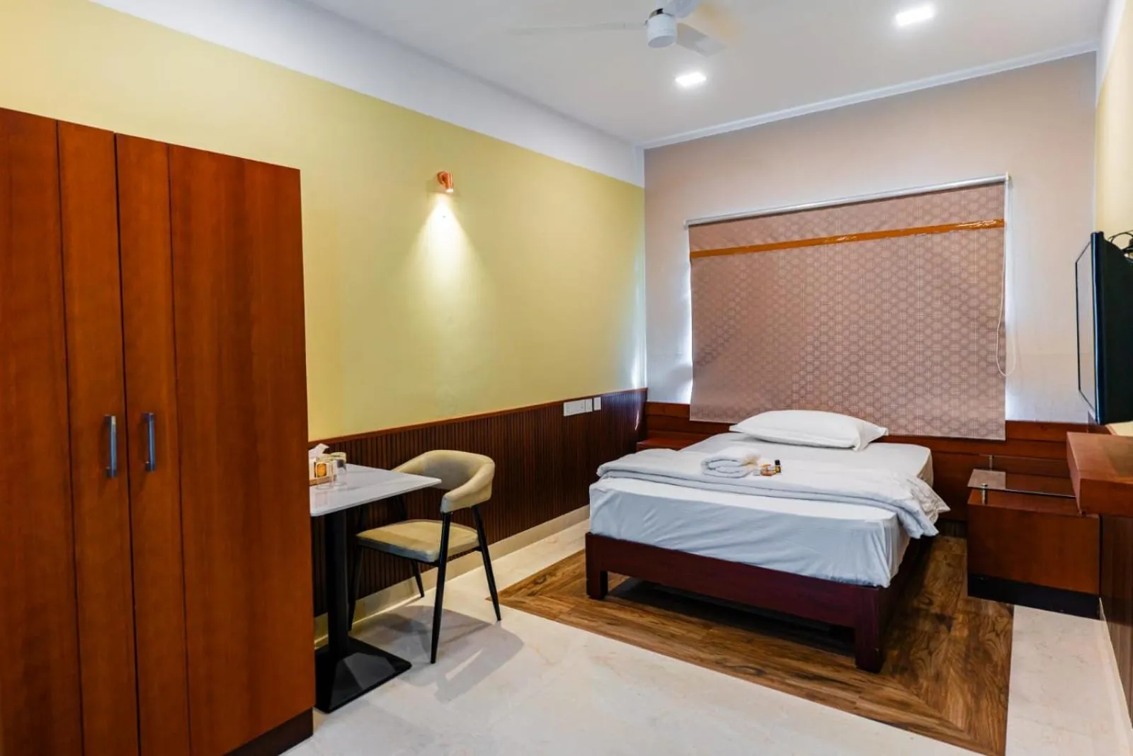 Bedroom, Bed in Misty Rock Hotels