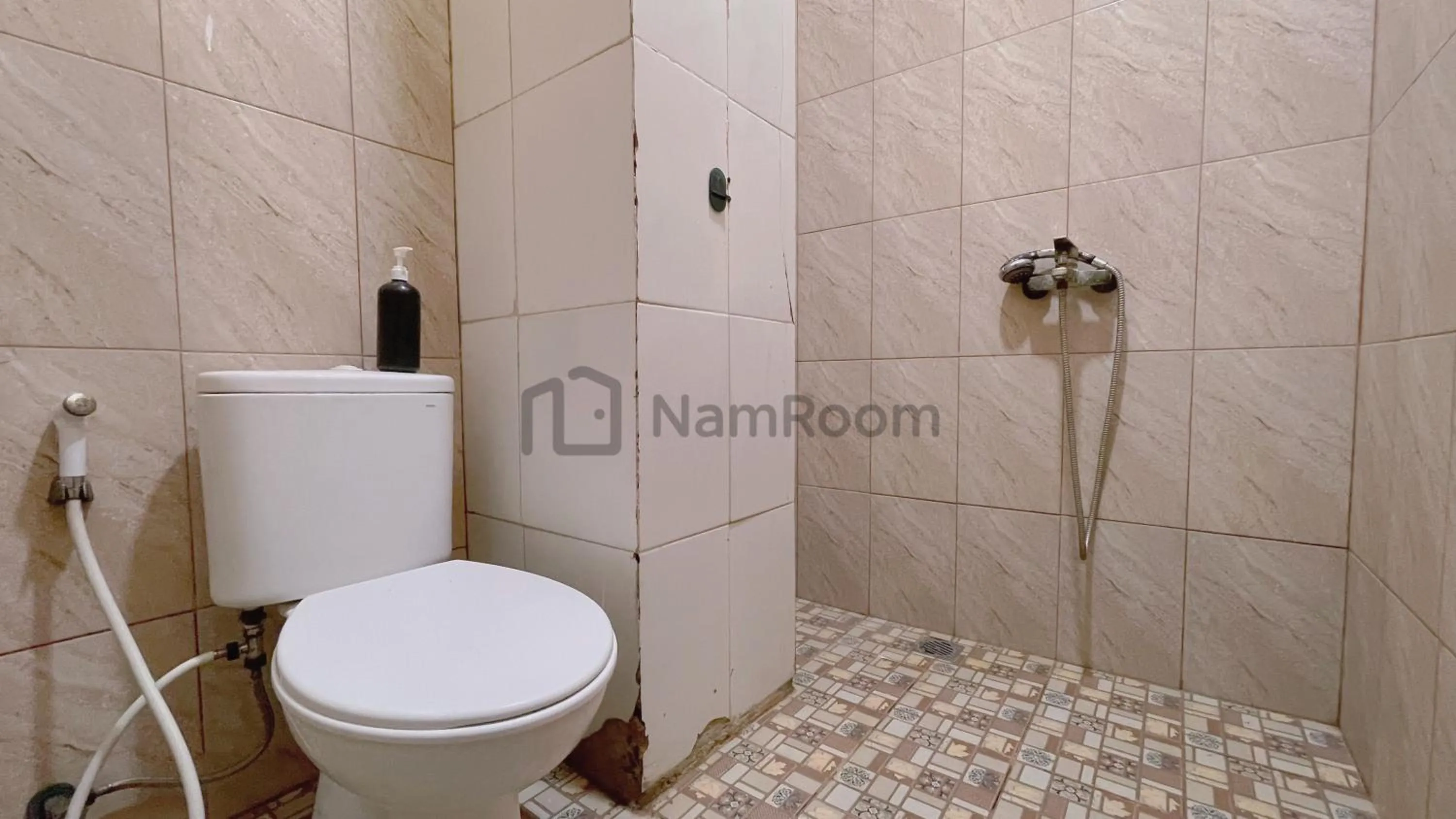 Shower in Cempaka Residence By NamRoom