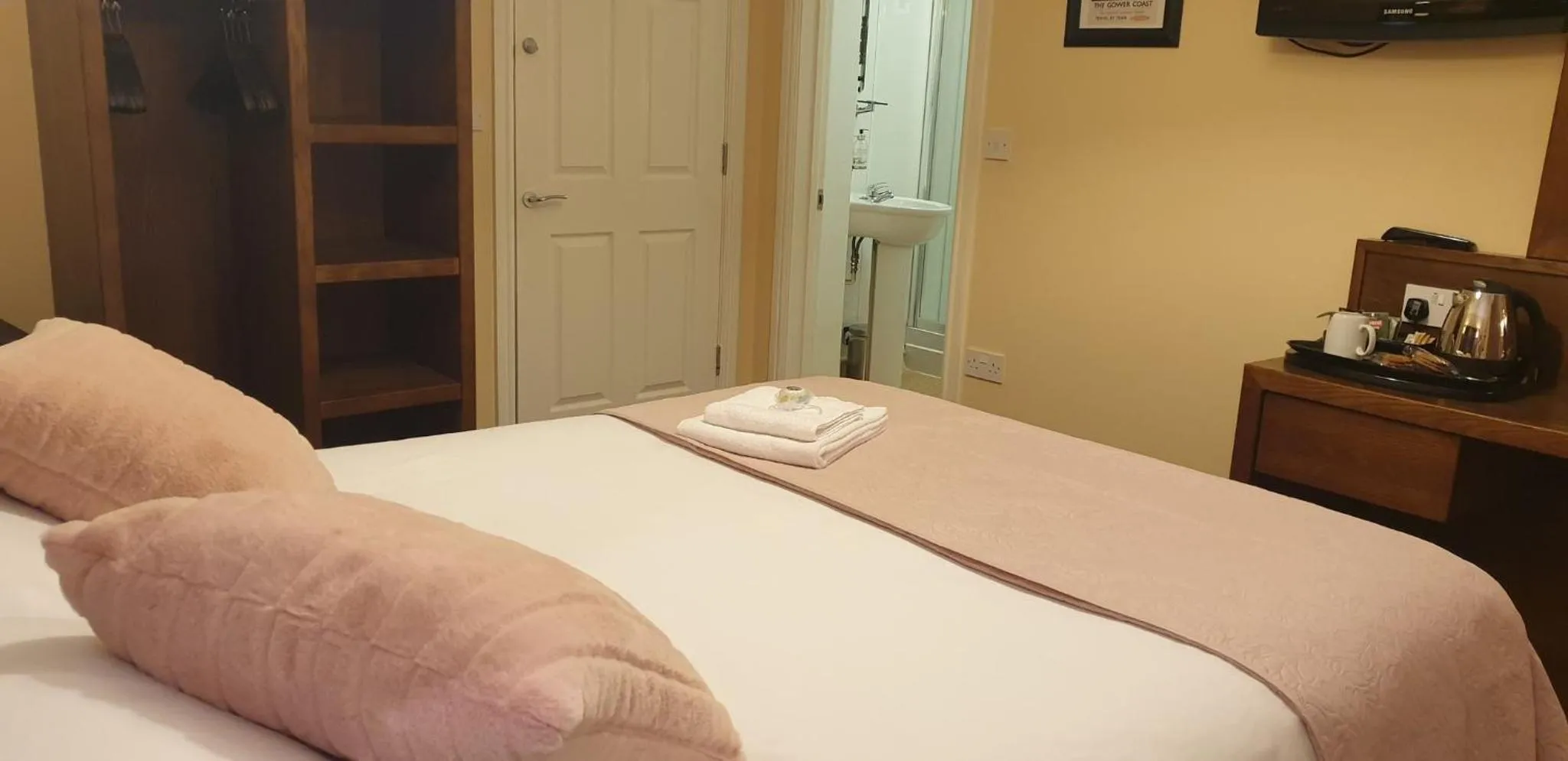 Bed in Usk And Railway Inn