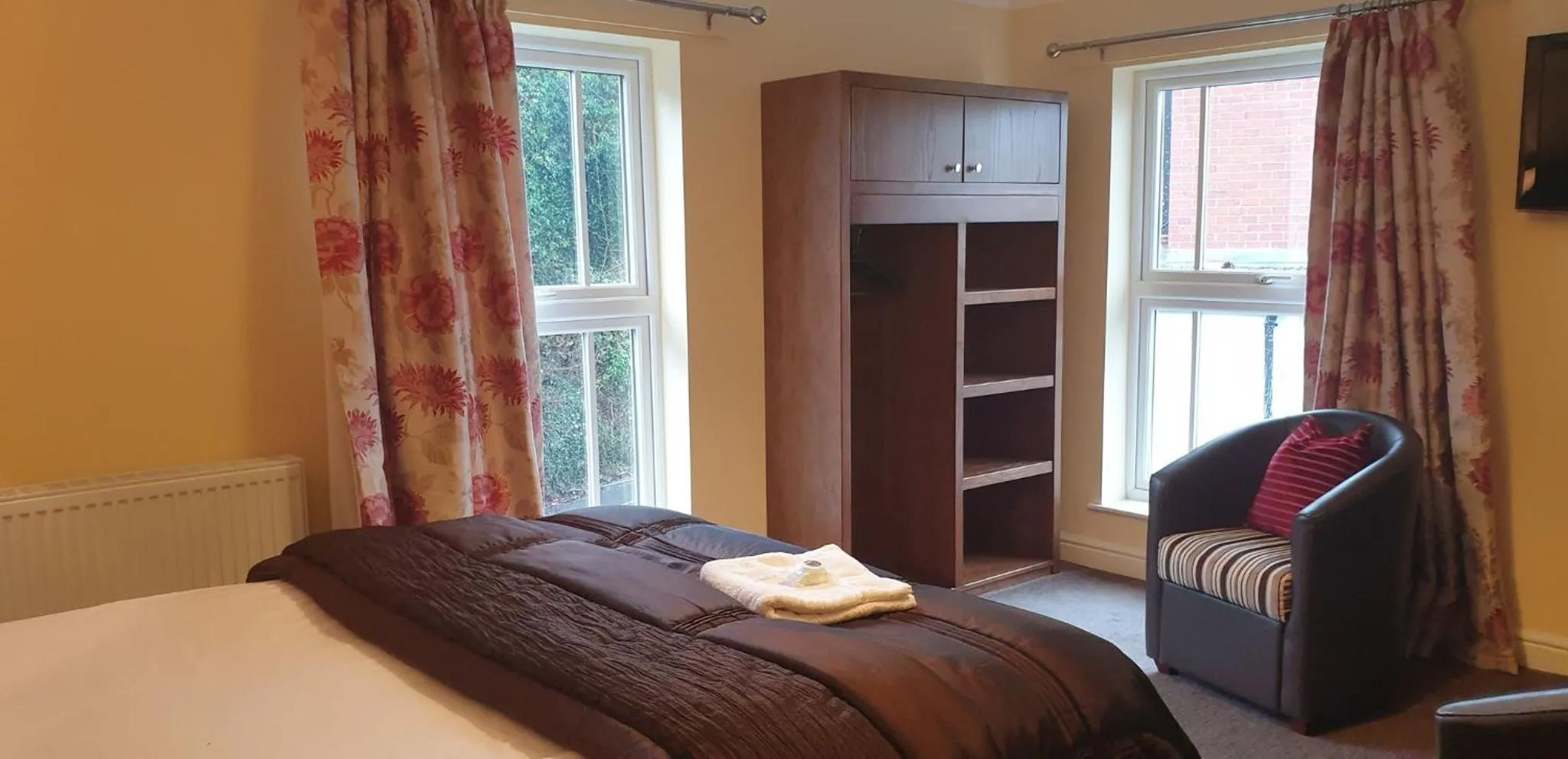 Bed in Usk And Railway Inn