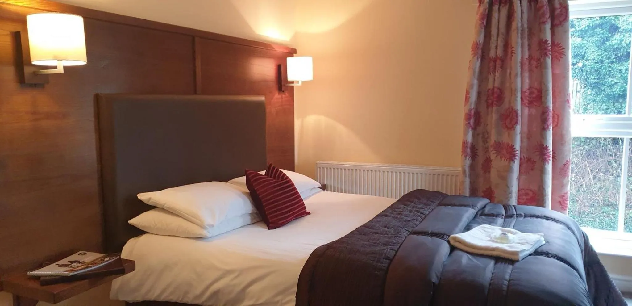 Bed in Usk And Railway Inn
