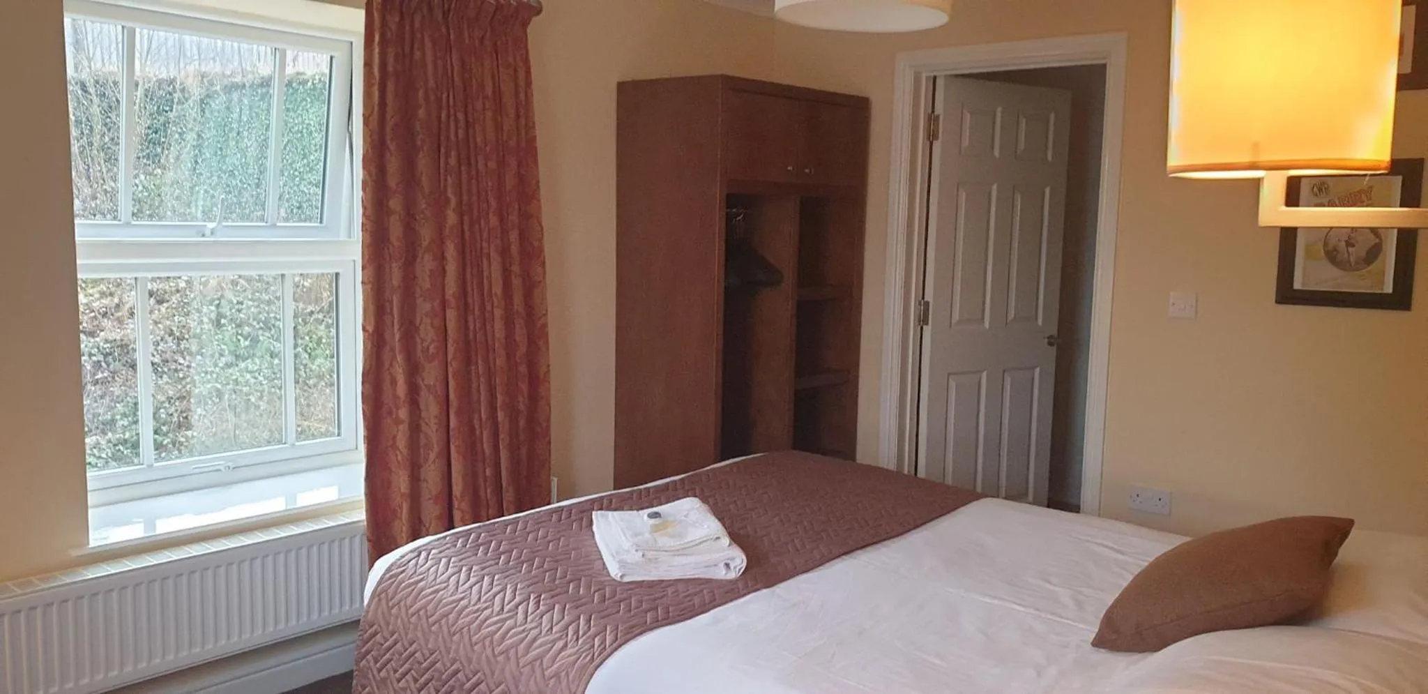 Bed in Usk And Railway Inn