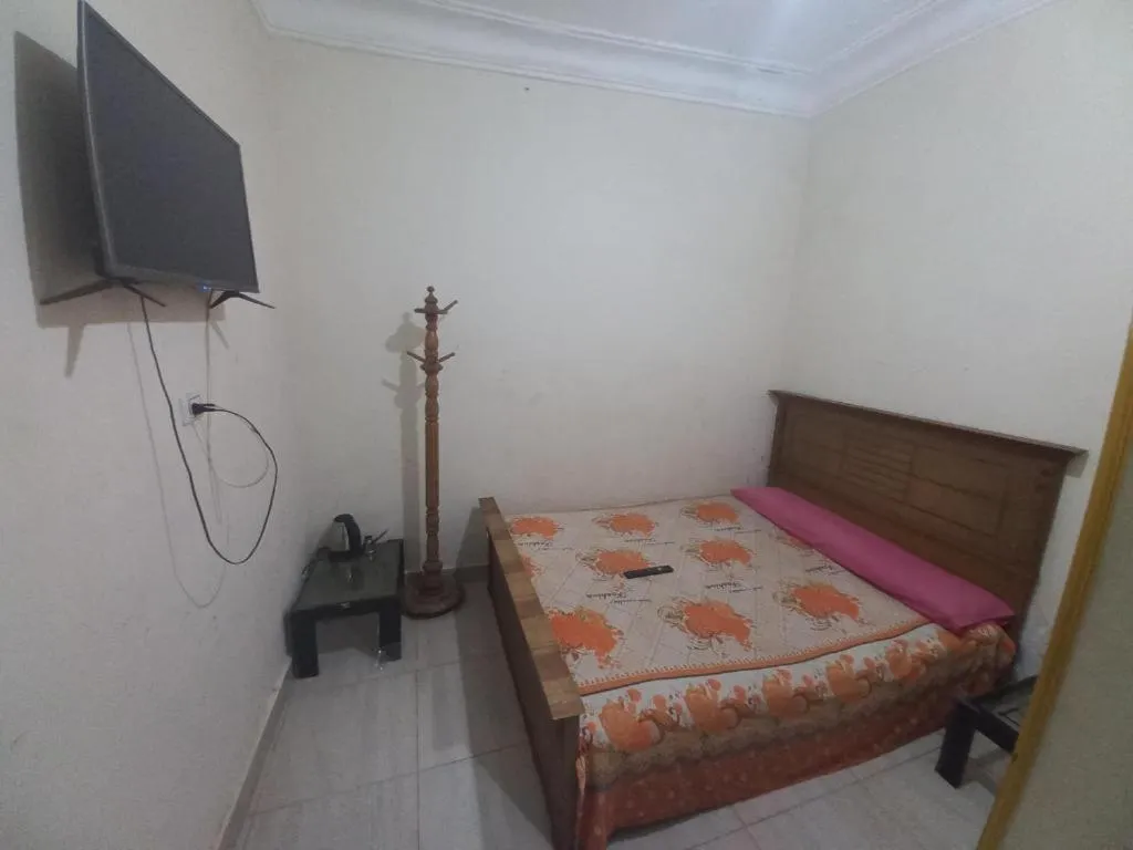 Bedroom, Bed in Pyramids View