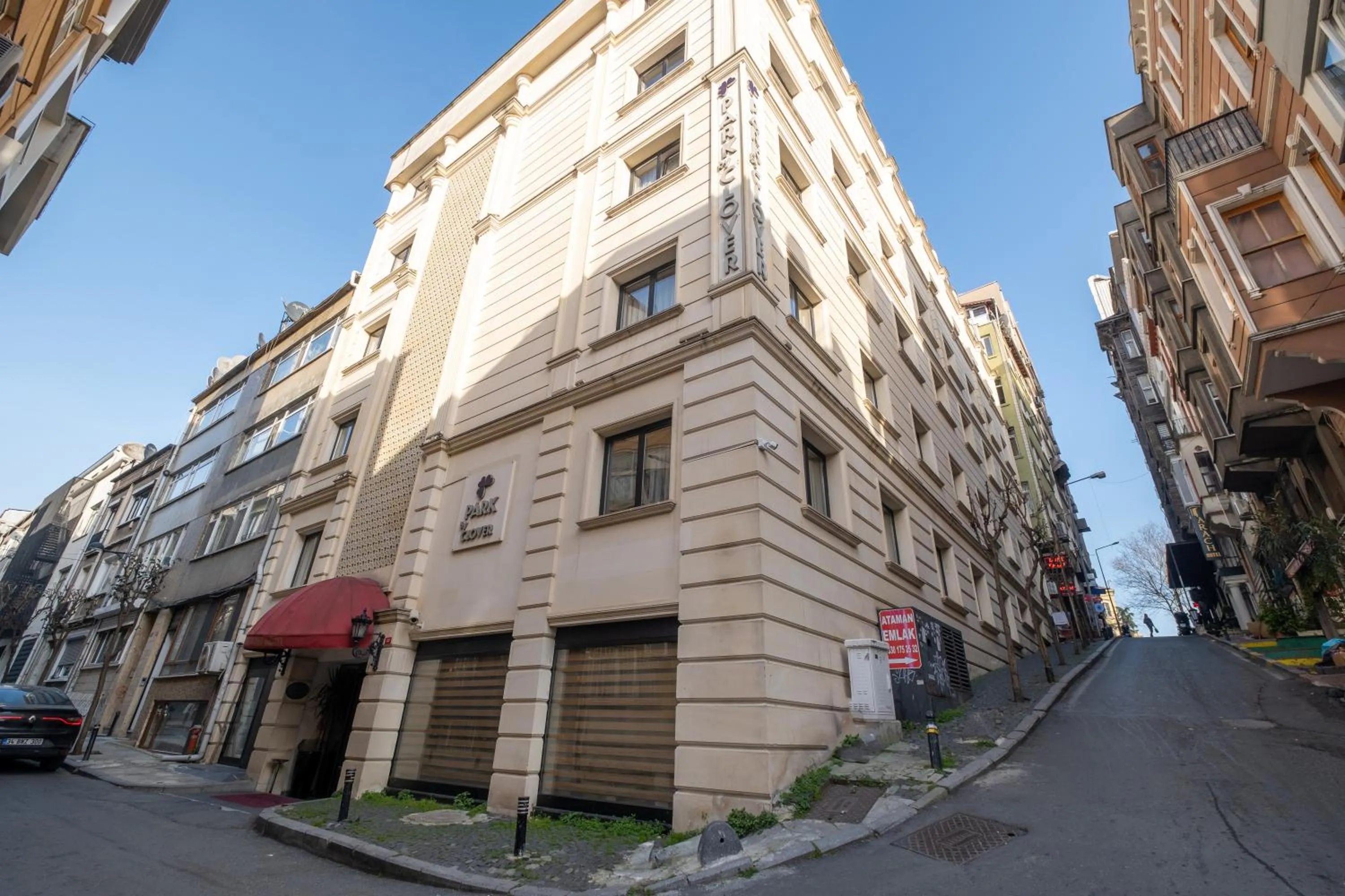 Property building in Park by Clover Nişantaşı Harbiye Şişli