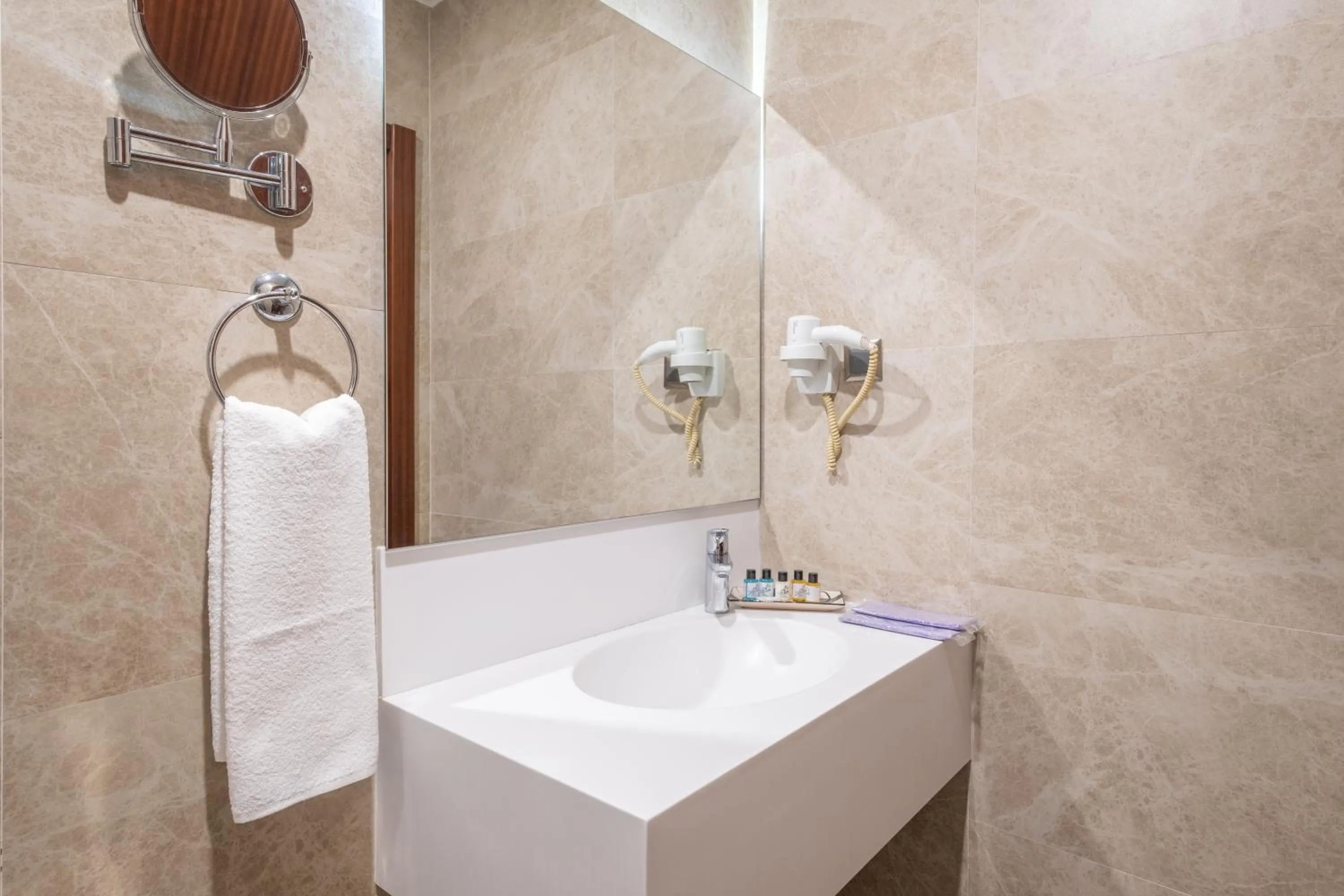 Bathroom in Park by Clover Nişantaşı Harbiye Şişli