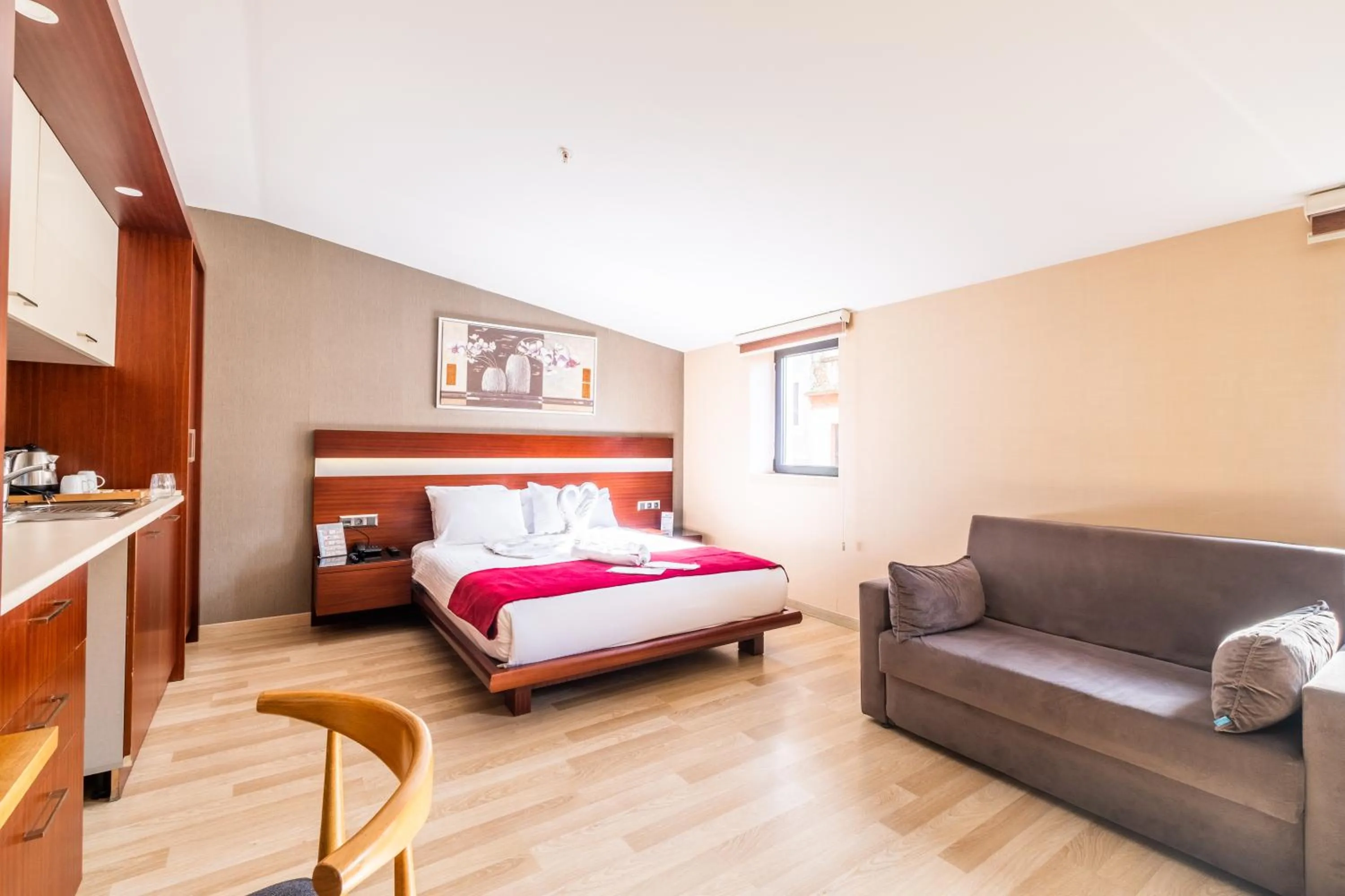 Living room, Bed in Park by Clover Nişantaşı Harbiye Şişli