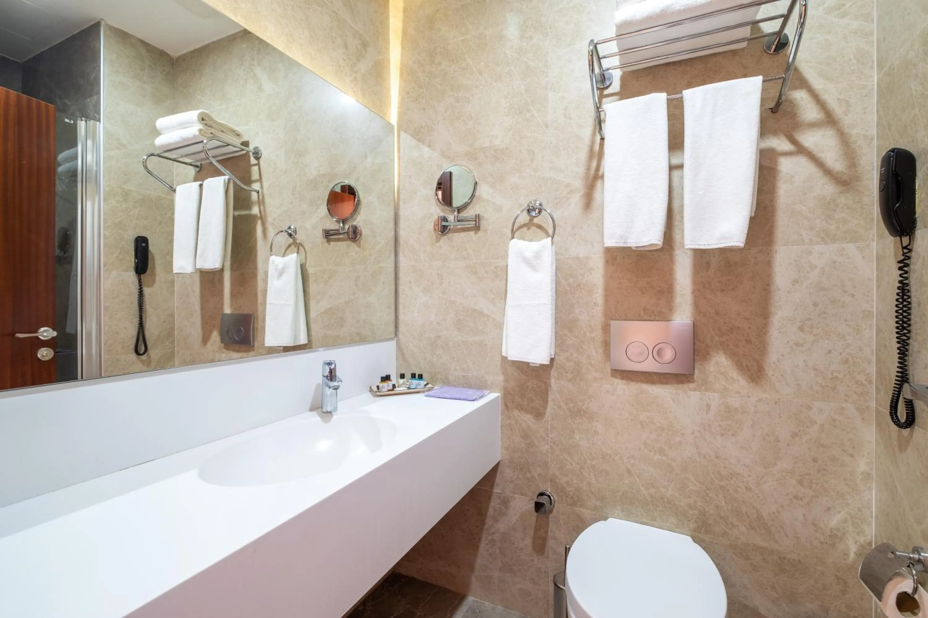 Bathroom in Park by Clover Nişantaşı Harbiye Şişli