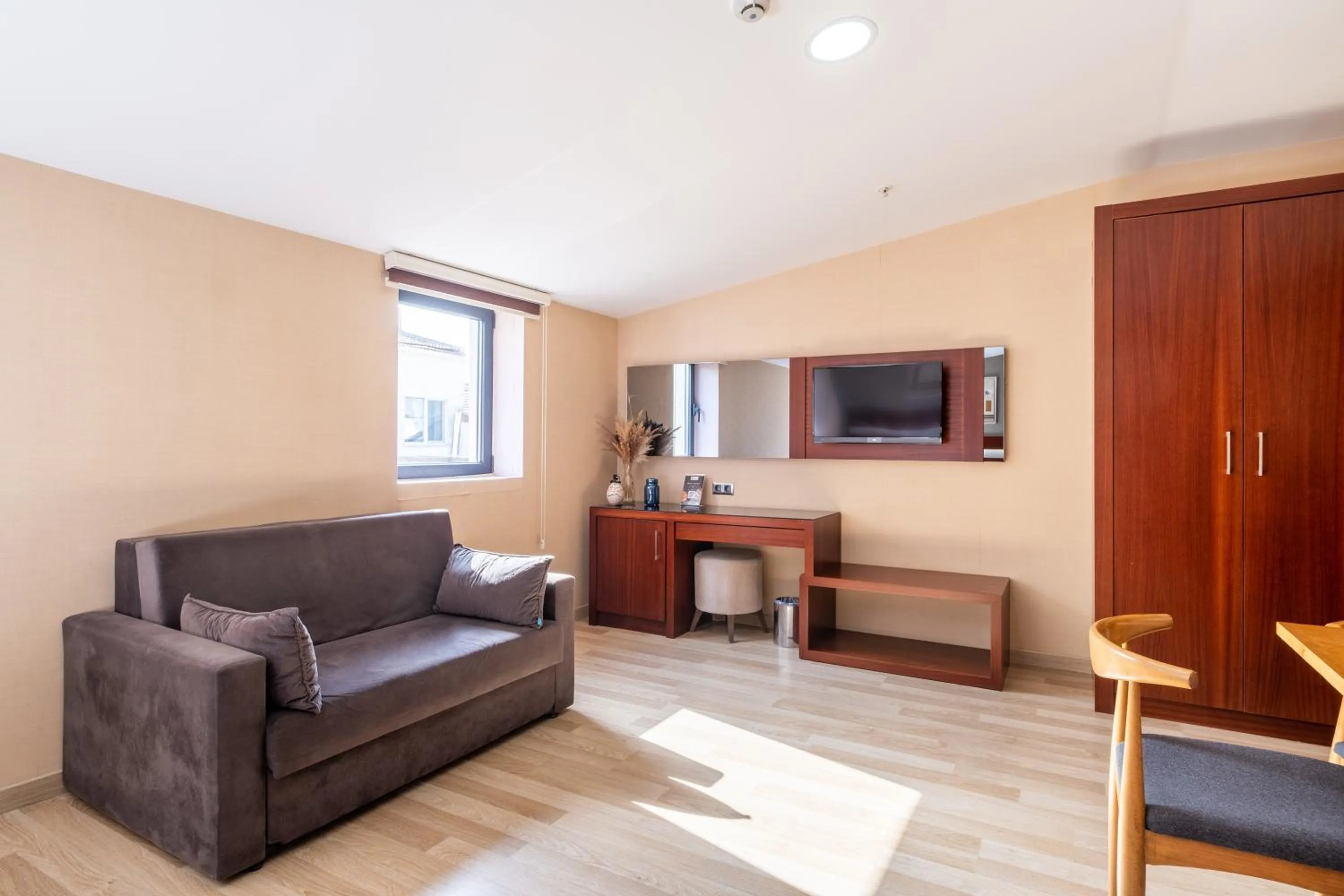 Communal lounge/ TV room in Park by Clover Nişantaşı Harbiye Şişli