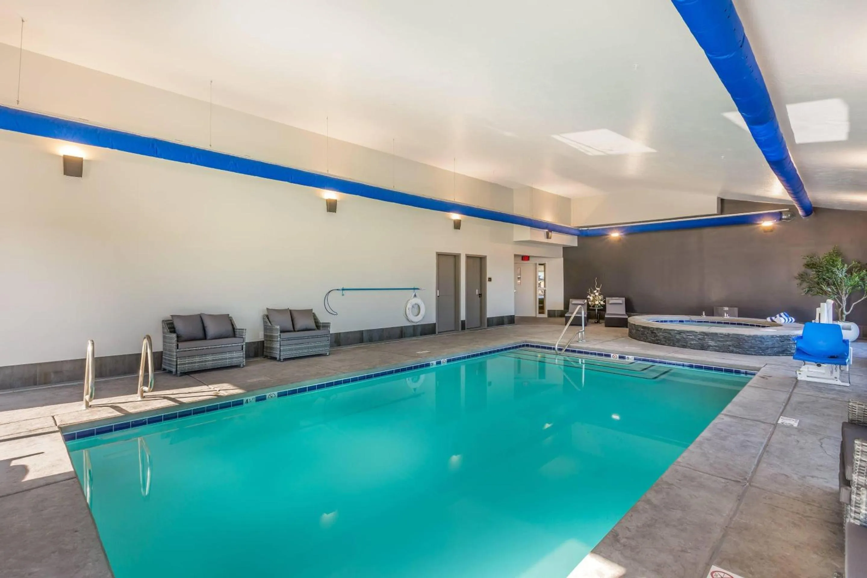 Swimming pool in The Valor, an Ascend Collection Hotel