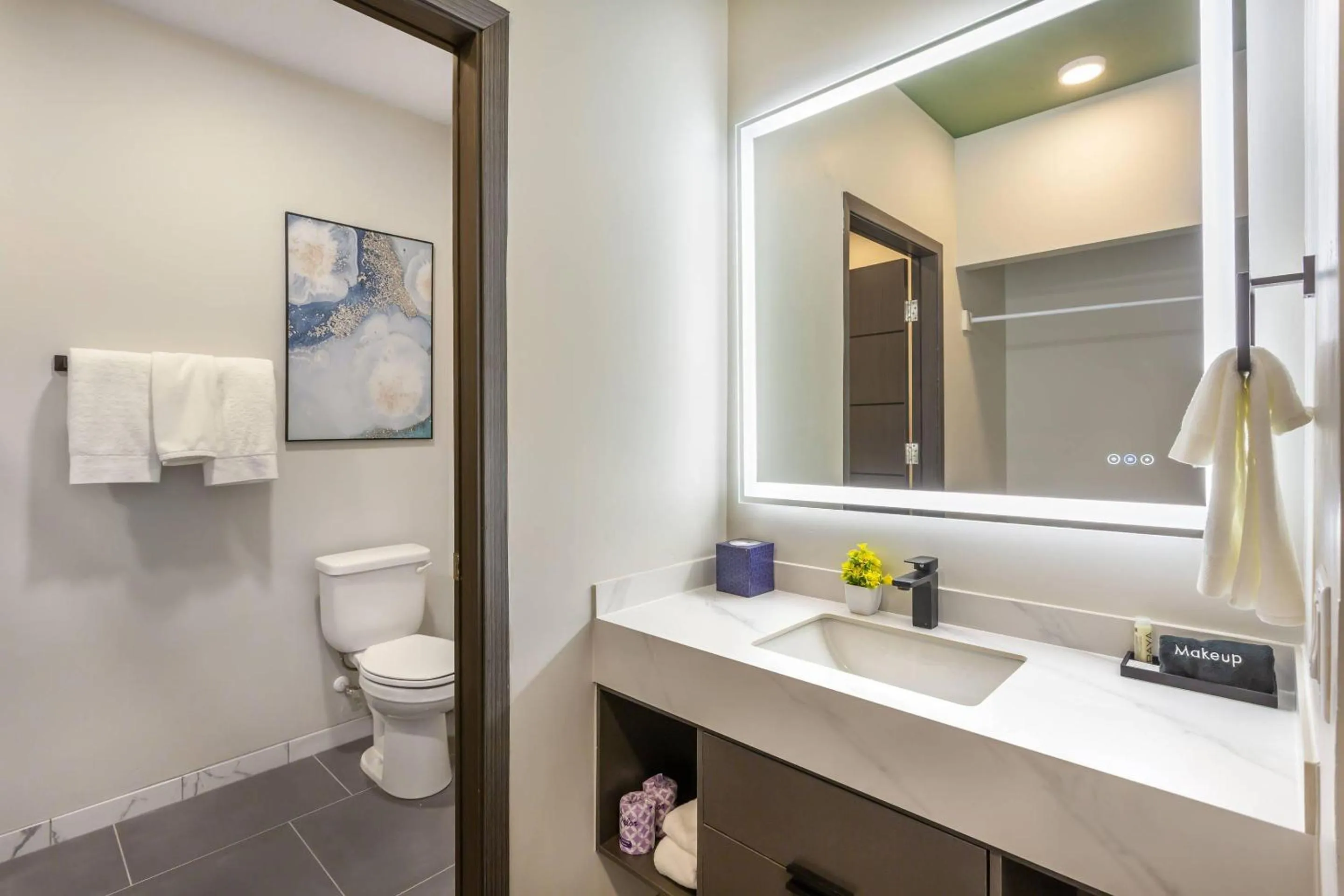 Bedroom in The Valor, an Ascend Collection Hotel