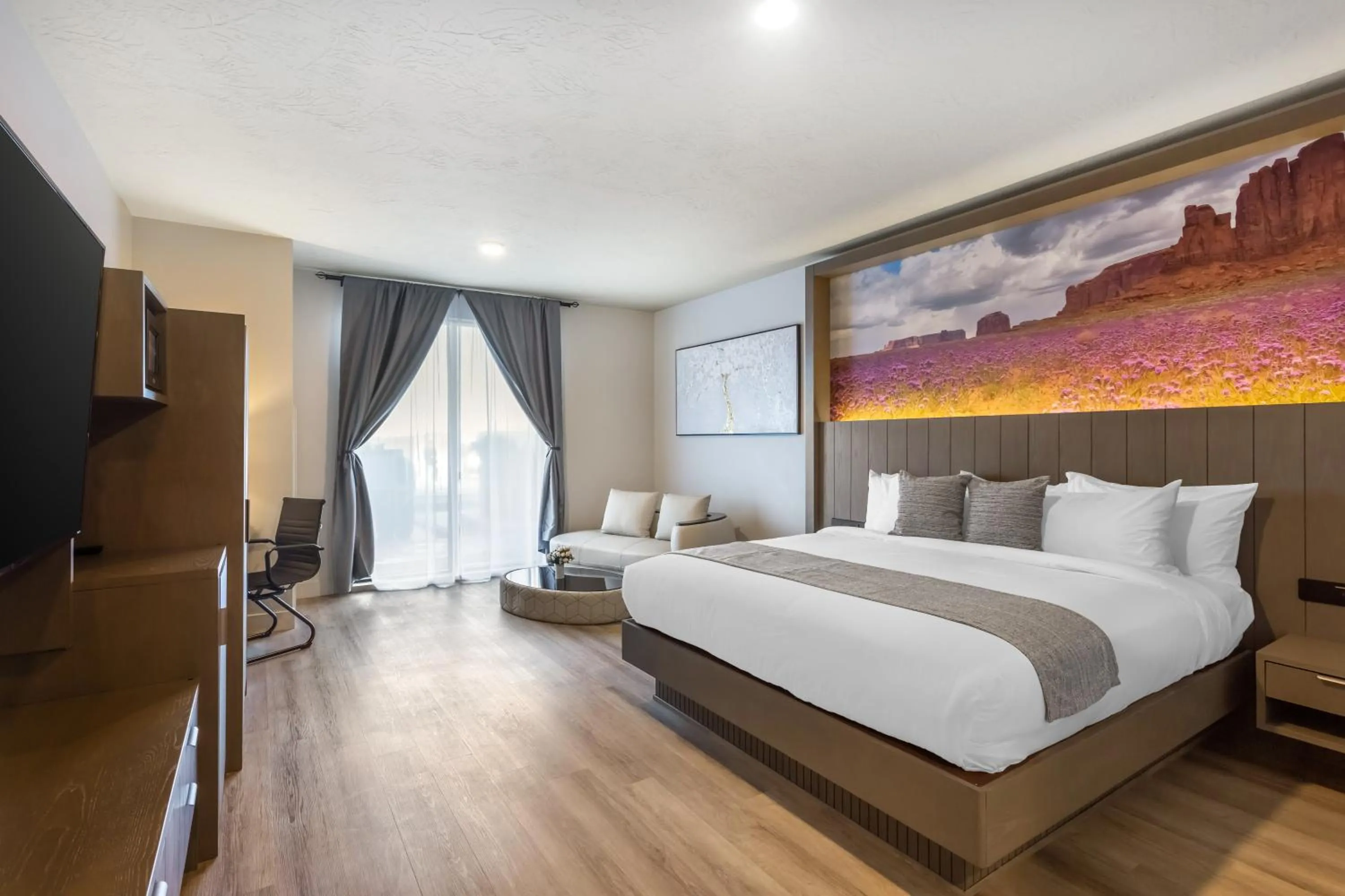 Communal lounge/ TV room, Bed in The Valor, an Ascend Collection Hotel