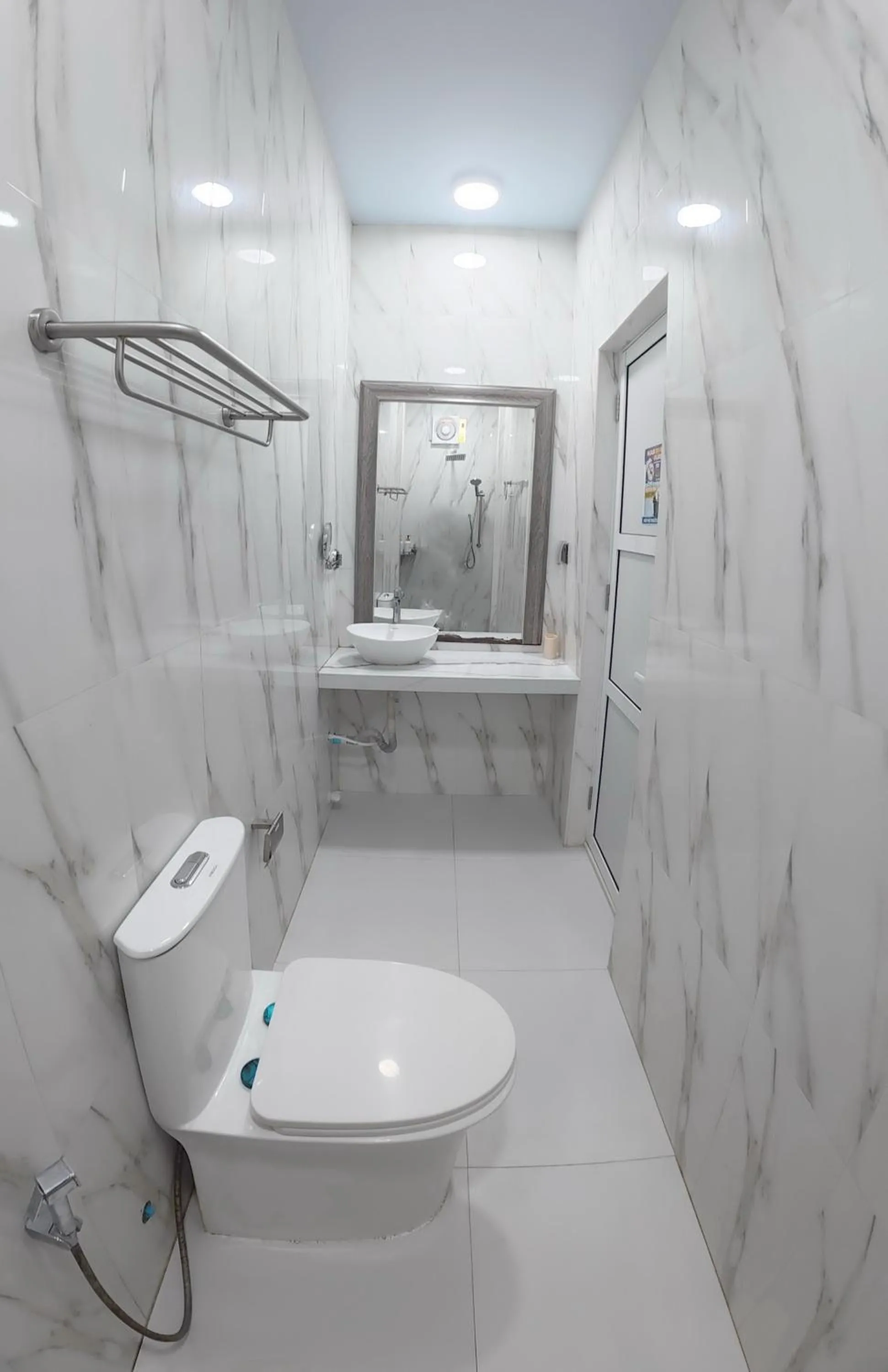 Shower in Skyinn omadhoo