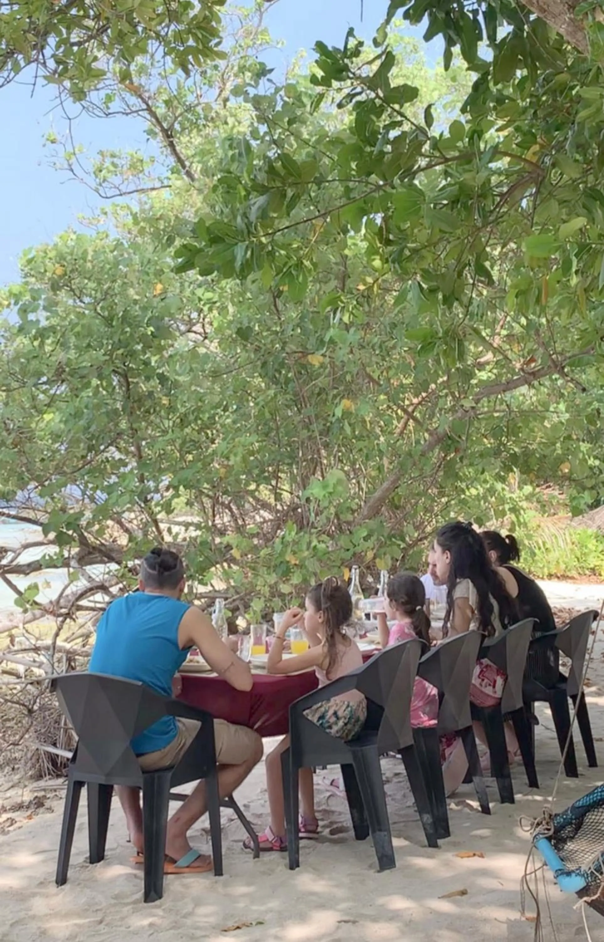 Restaurant/places to eat in Skyinn omadhoo