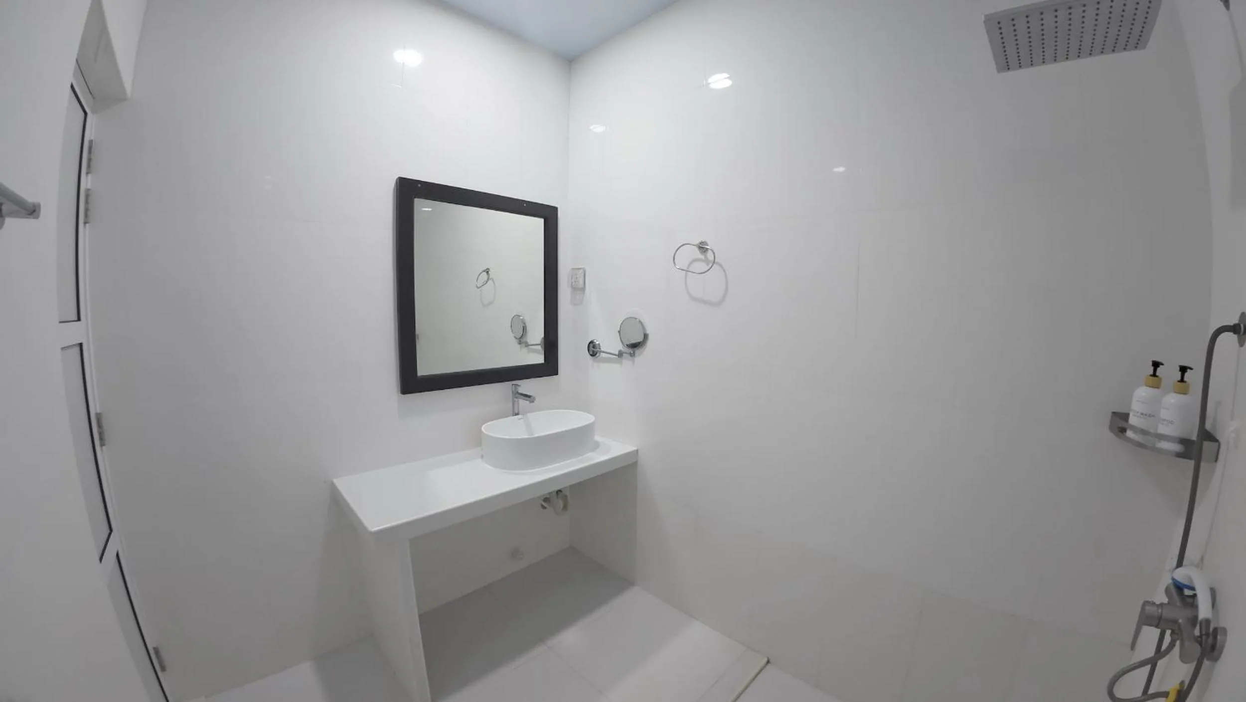 Shower in Skyinn omadhoo