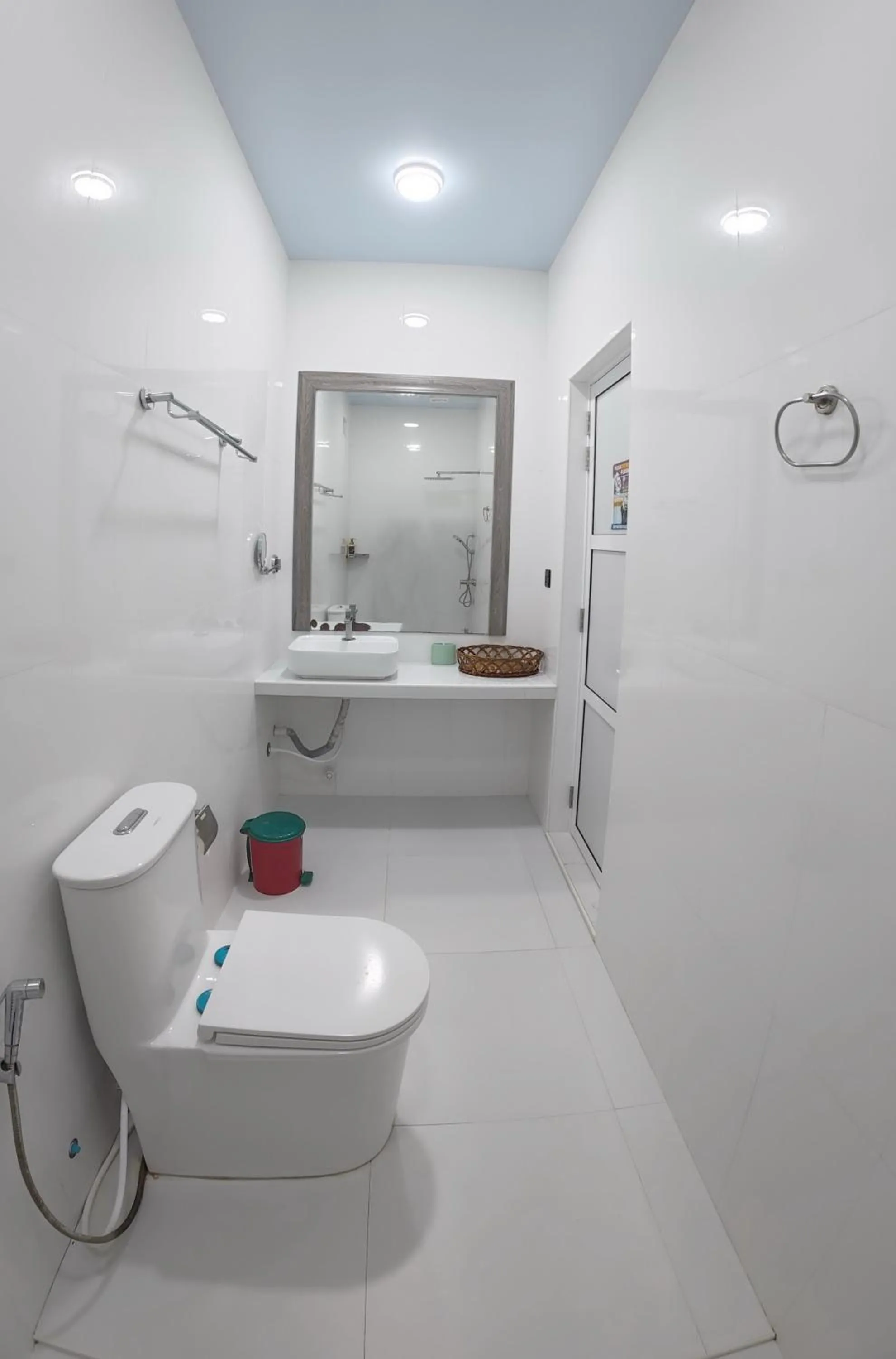 Shower in Skyinn omadhoo