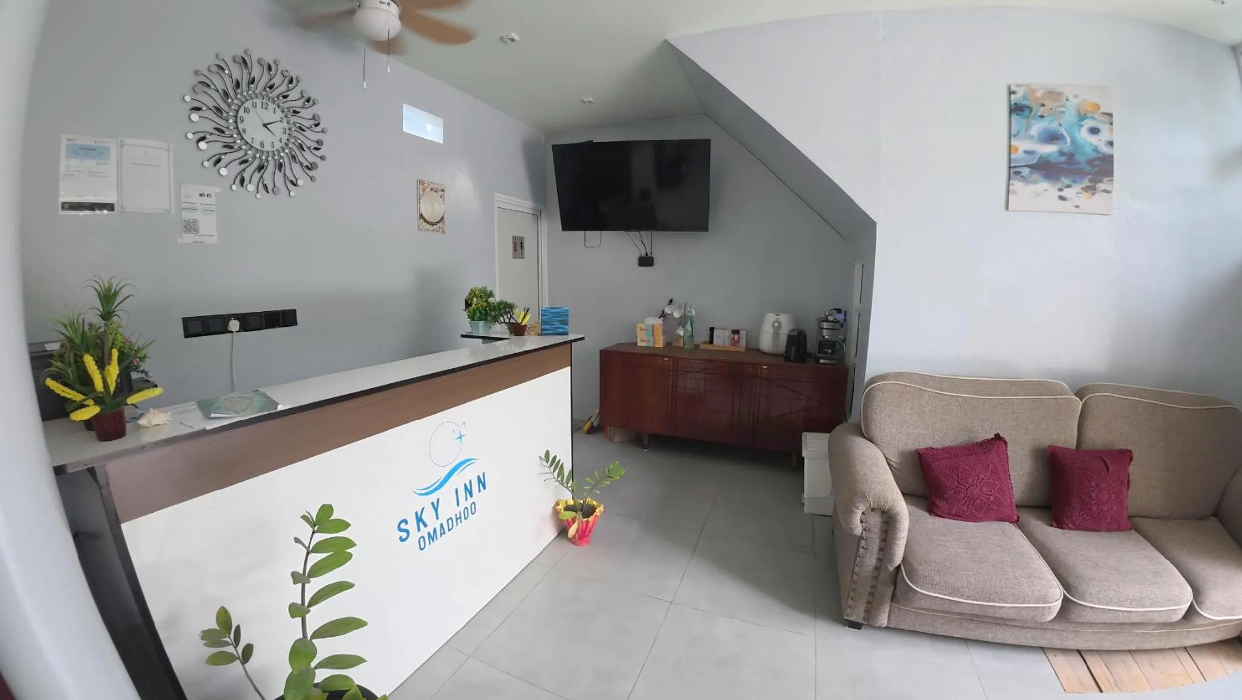 Communal lounge/ TV room in Skyinn omadhoo