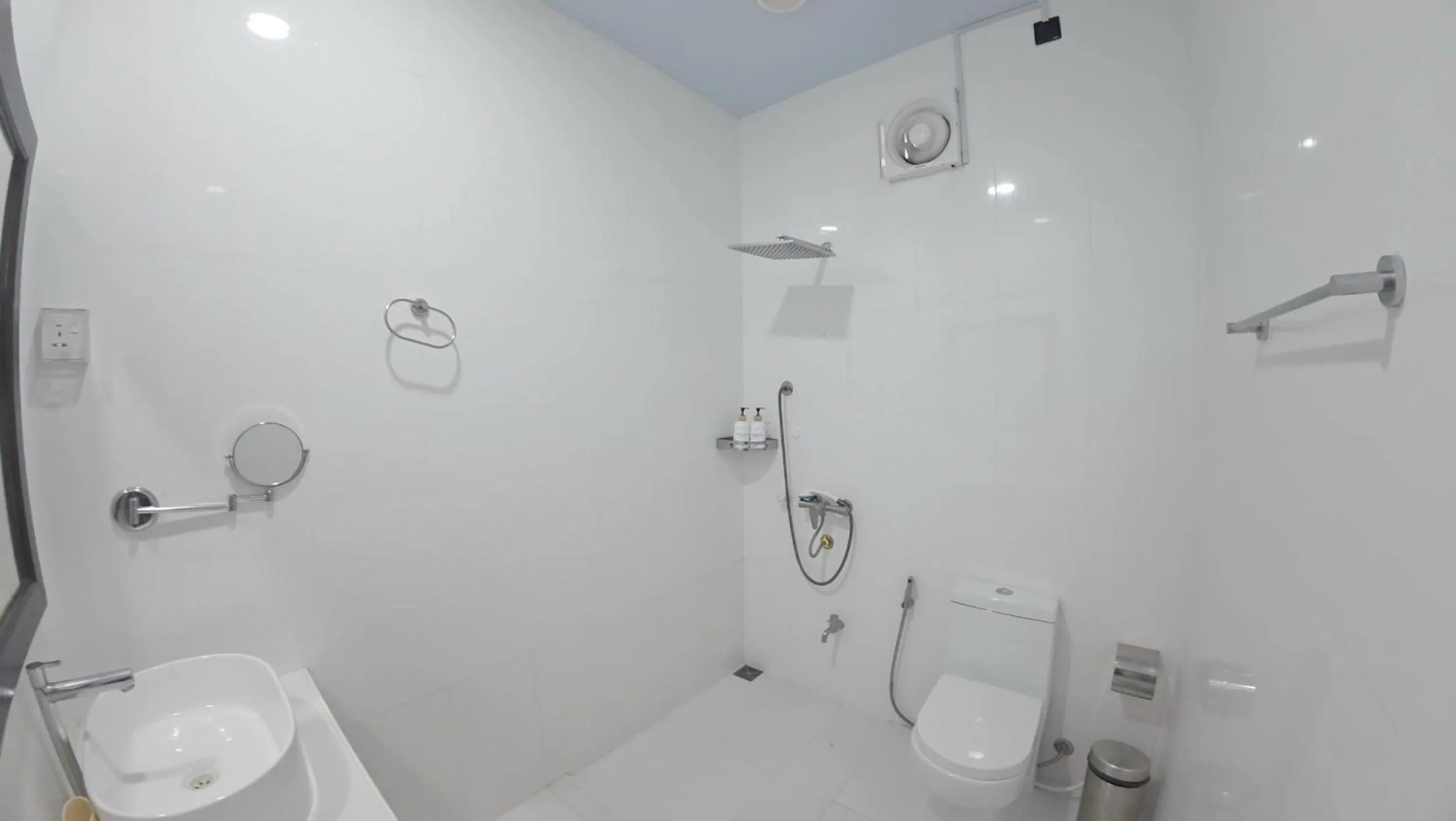 Shower in Skyinn omadhoo