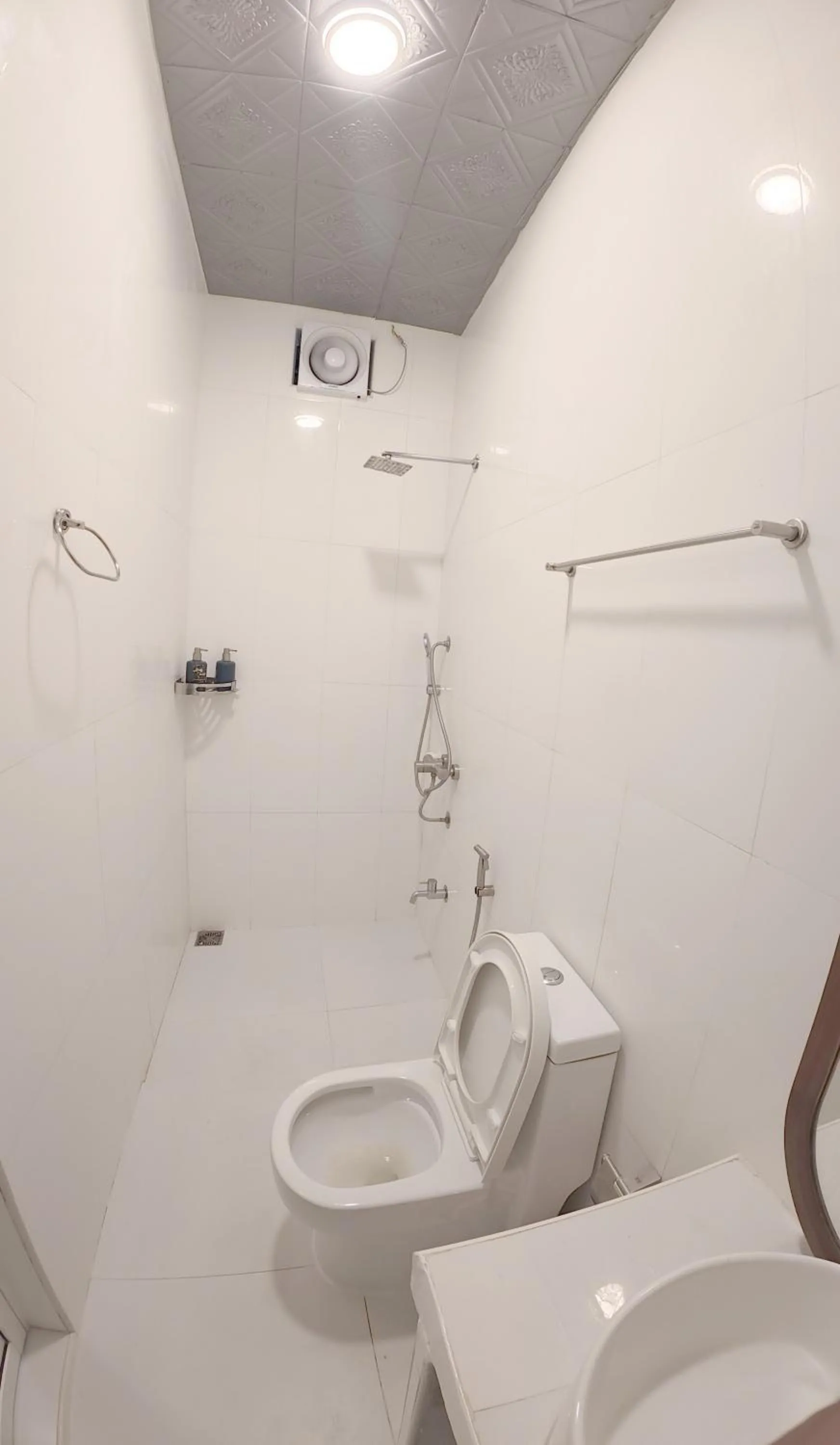 Shower in Skyinn omadhoo