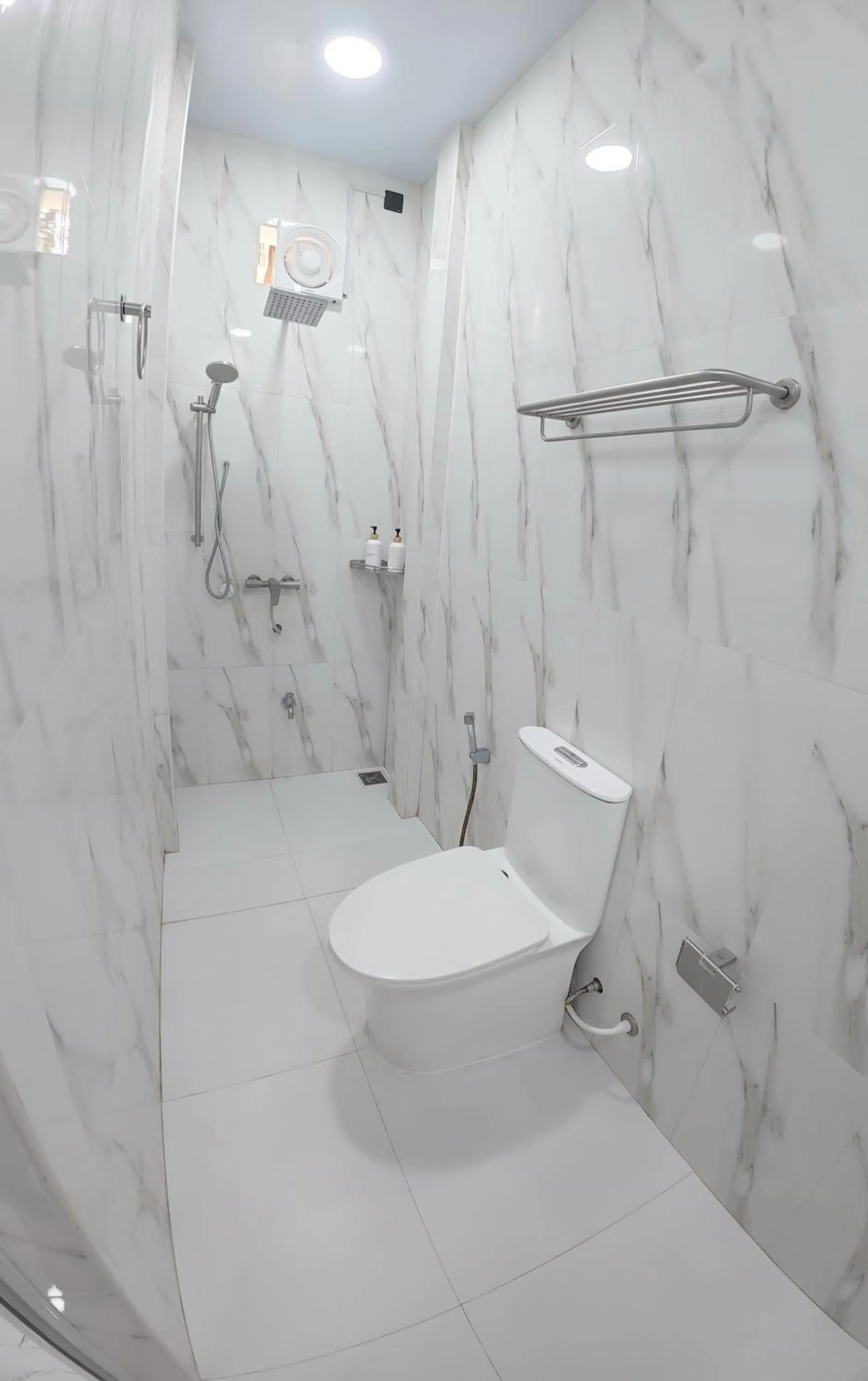 Shower in Skyinn omadhoo
