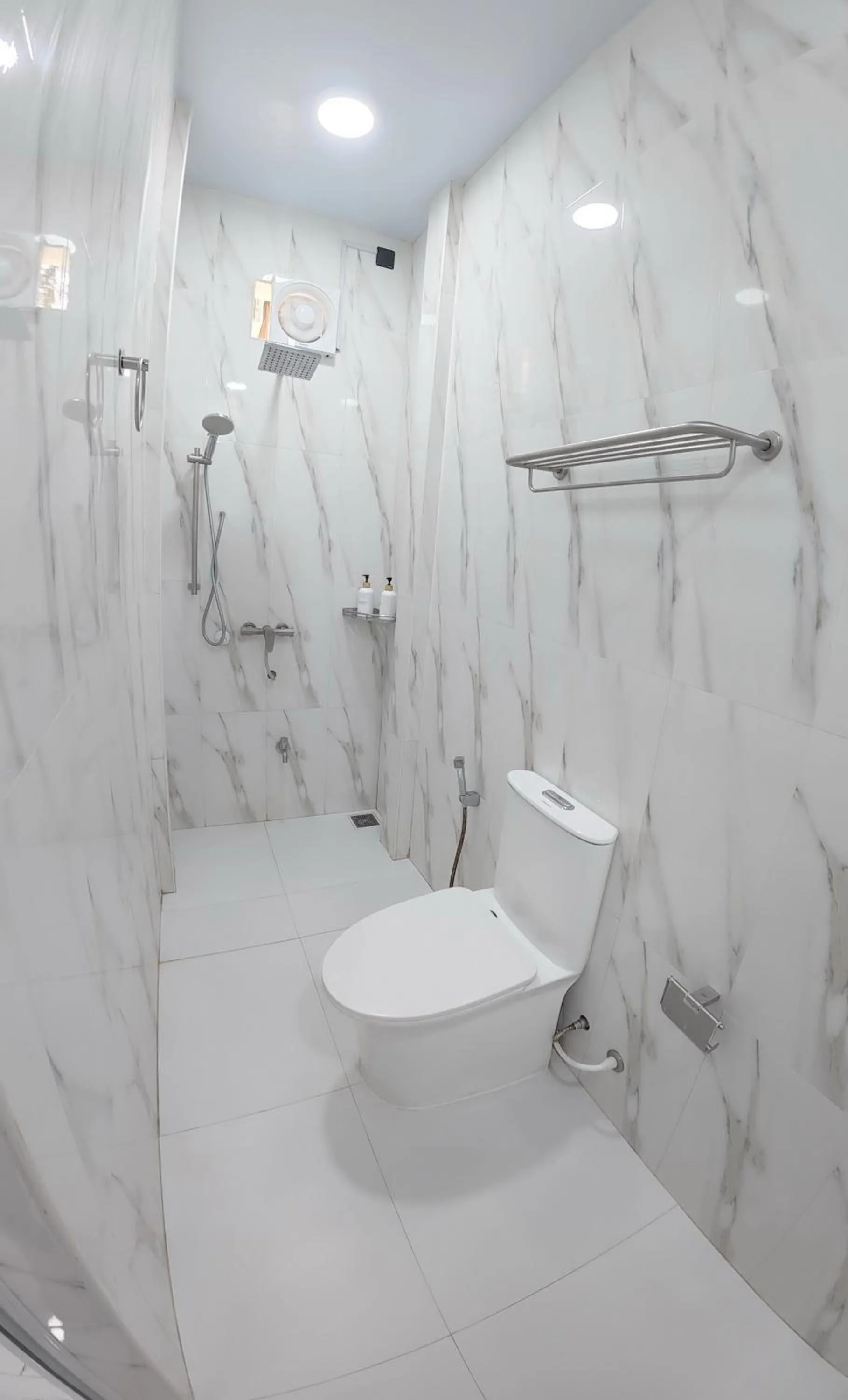 Shower in Skyinn omadhoo