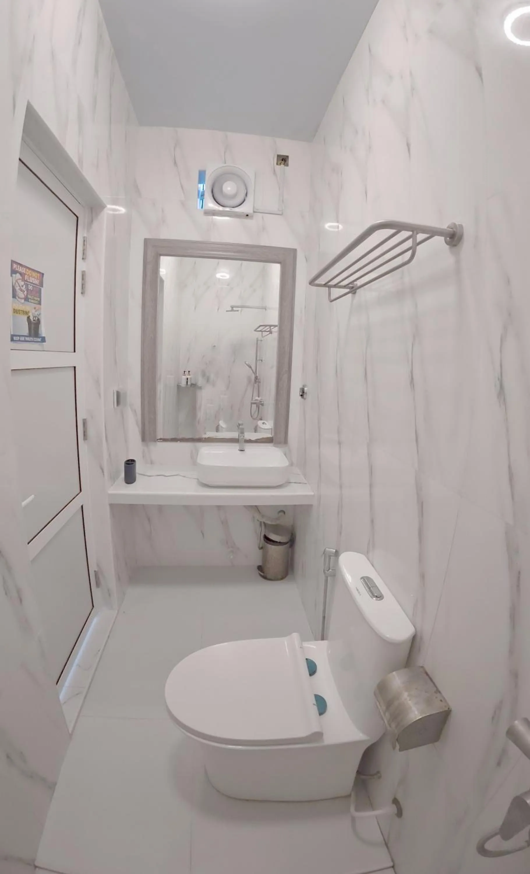 Shower in Skyinn omadhoo