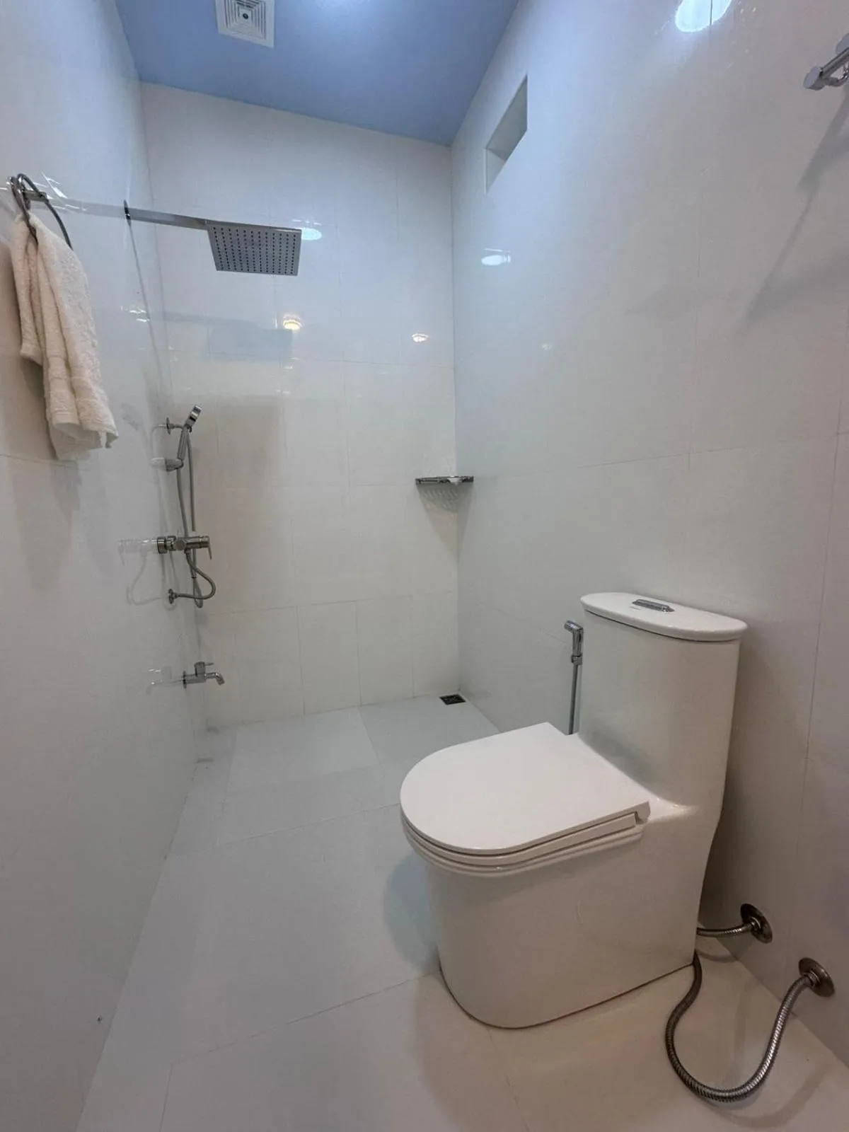 Shower in Skyinn omadhoo