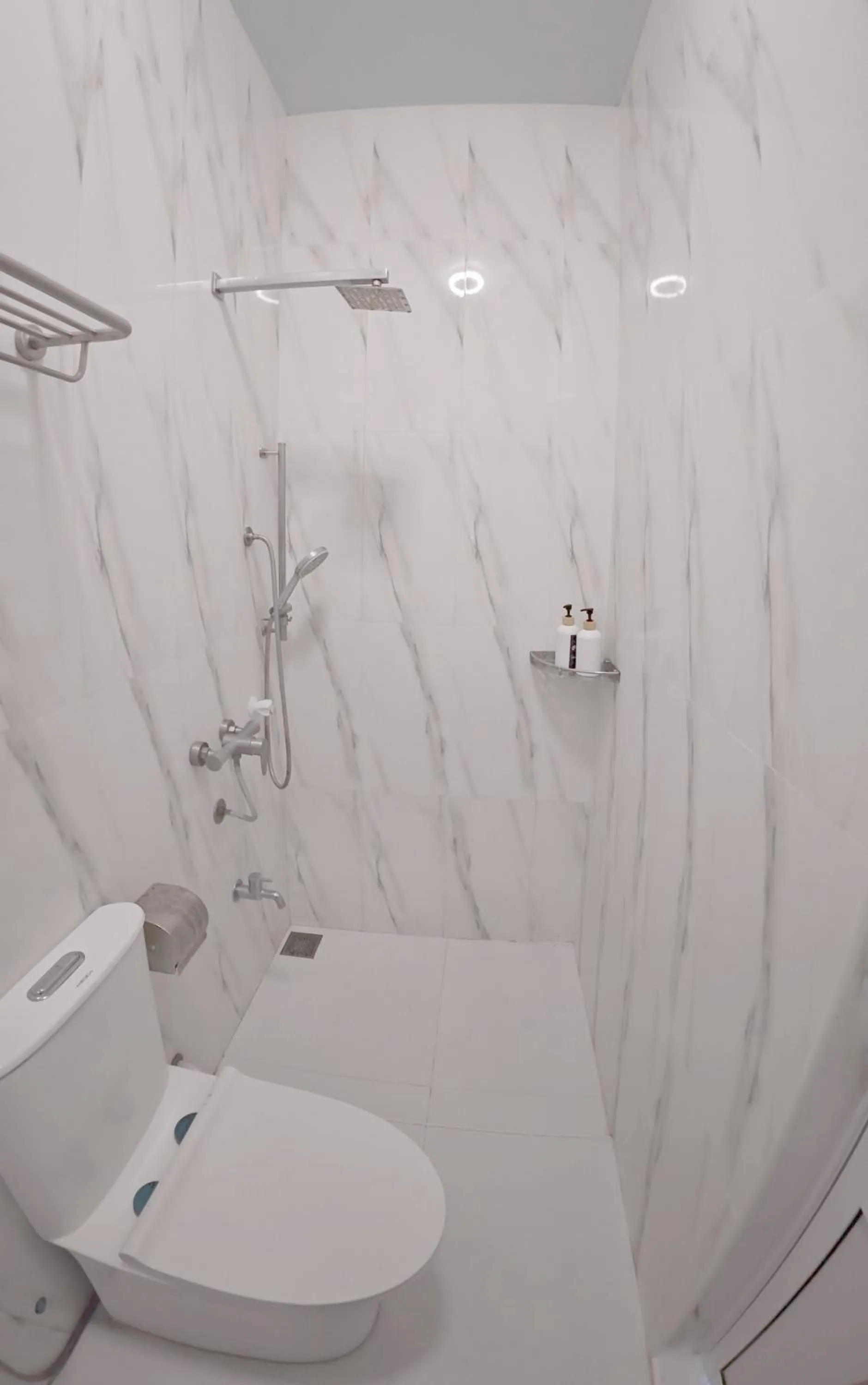 Shower in Skyinn omadhoo