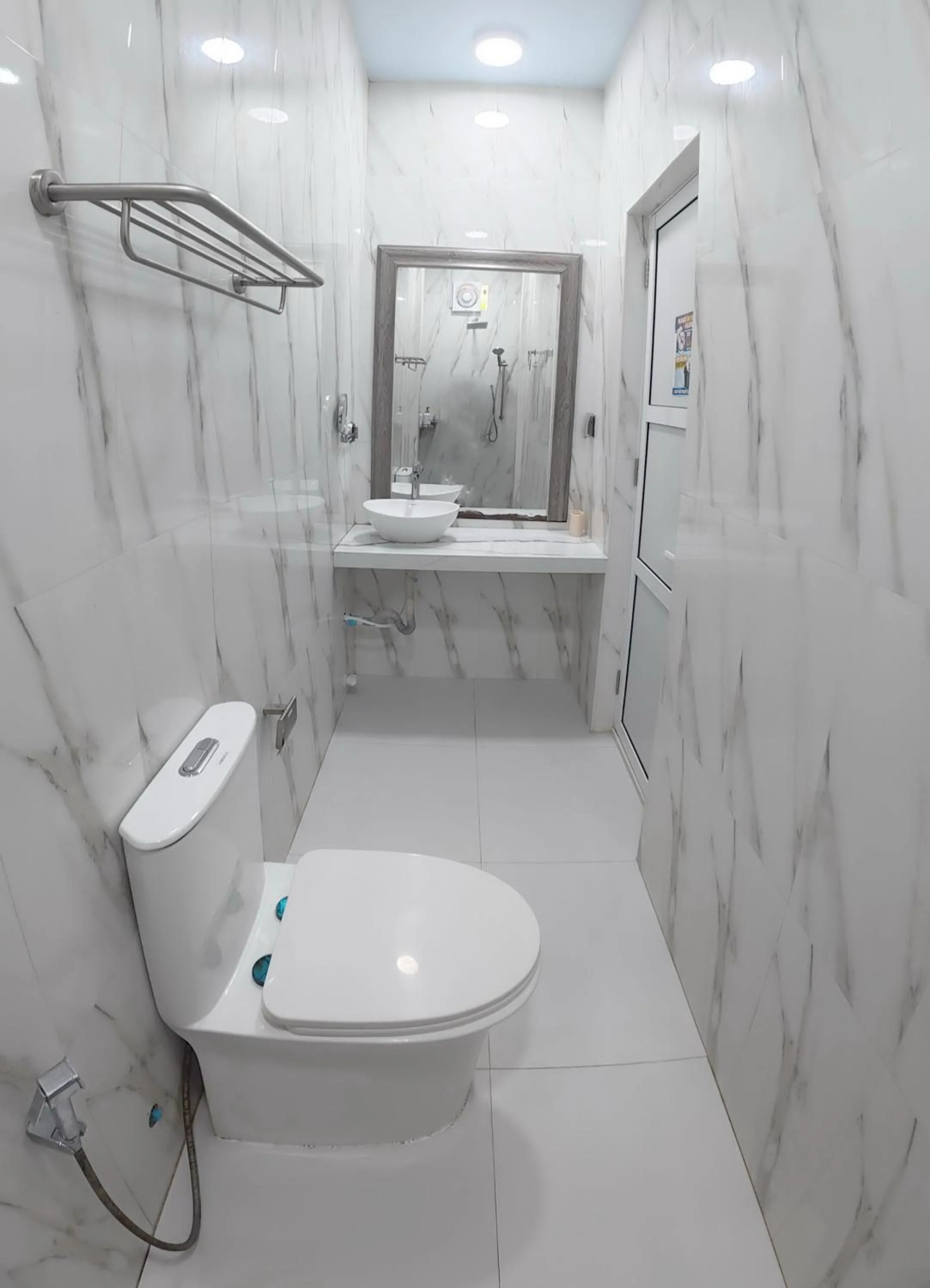 Shower in Skyinn omadhoo