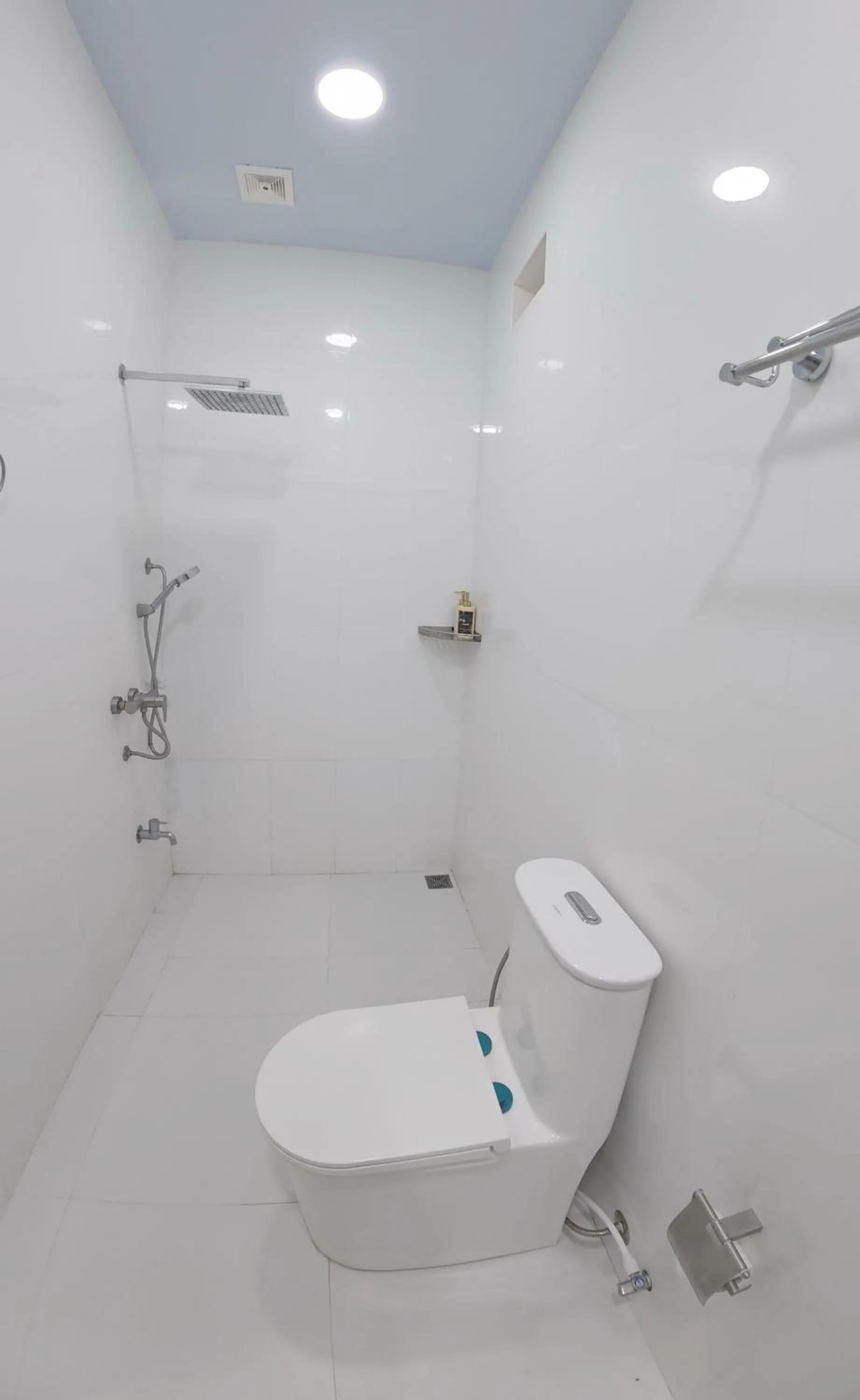 Shower in Skyinn omadhoo