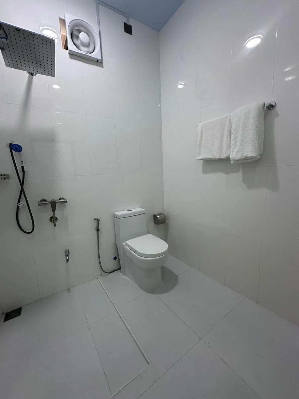 Shower in Skyinn omadhoo