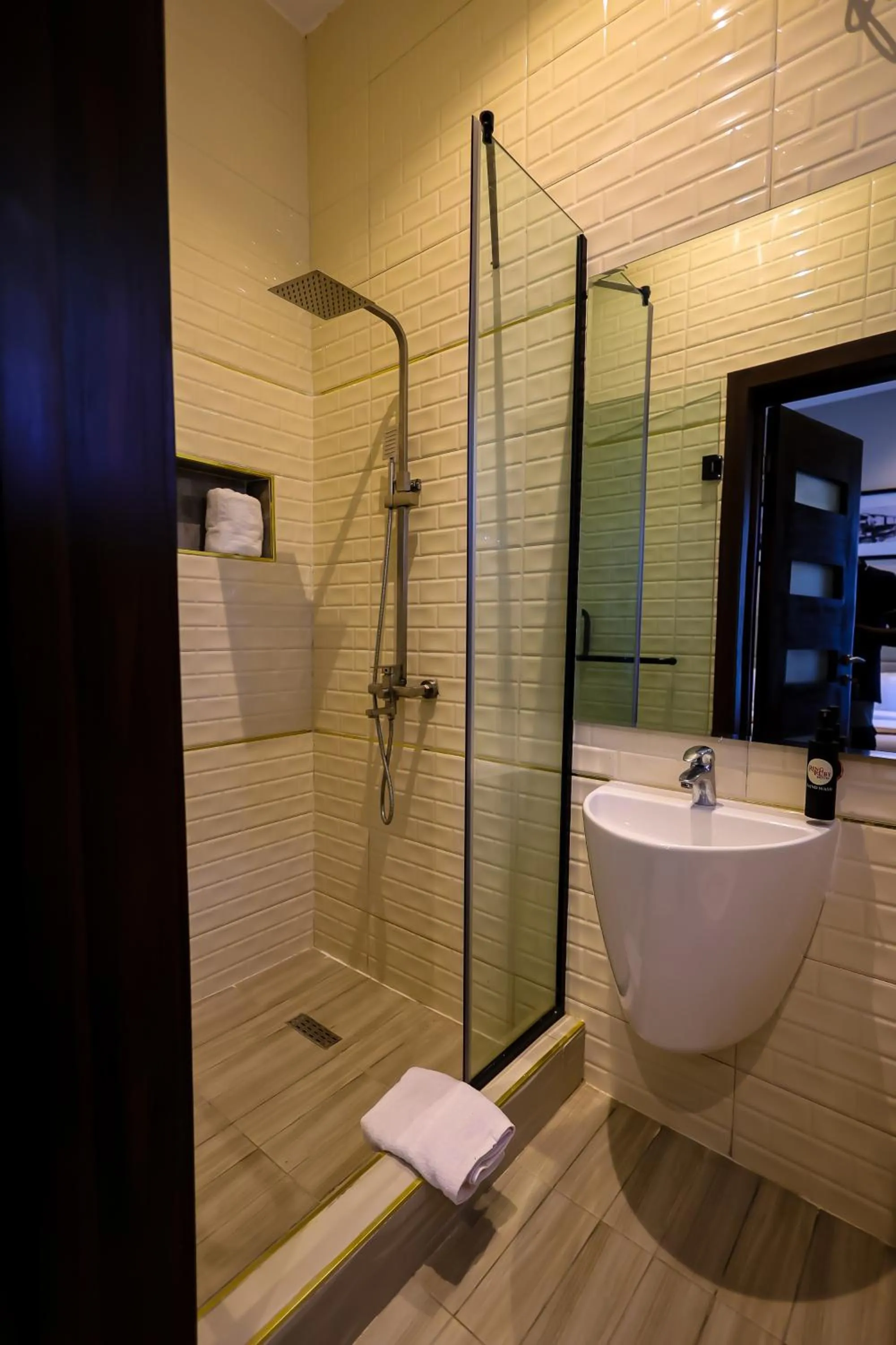 Shower in Ringruby Hotel, Eso Close