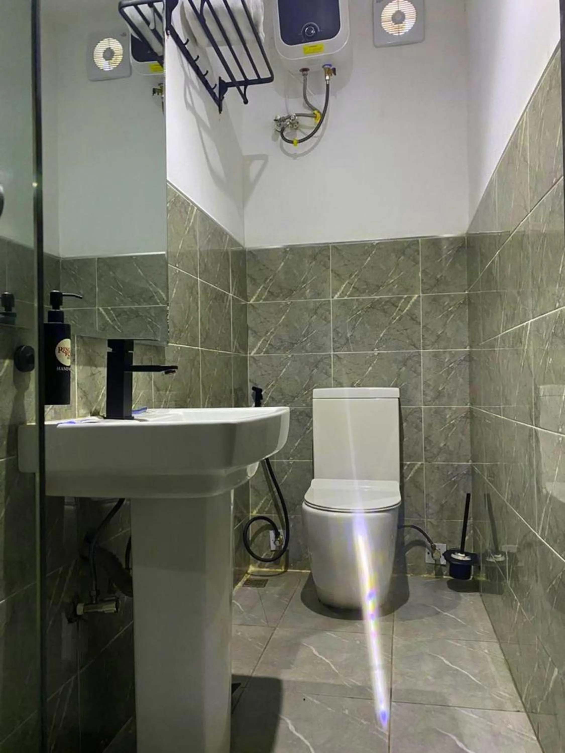 Shower in Ringruby Hotel, Eso Close