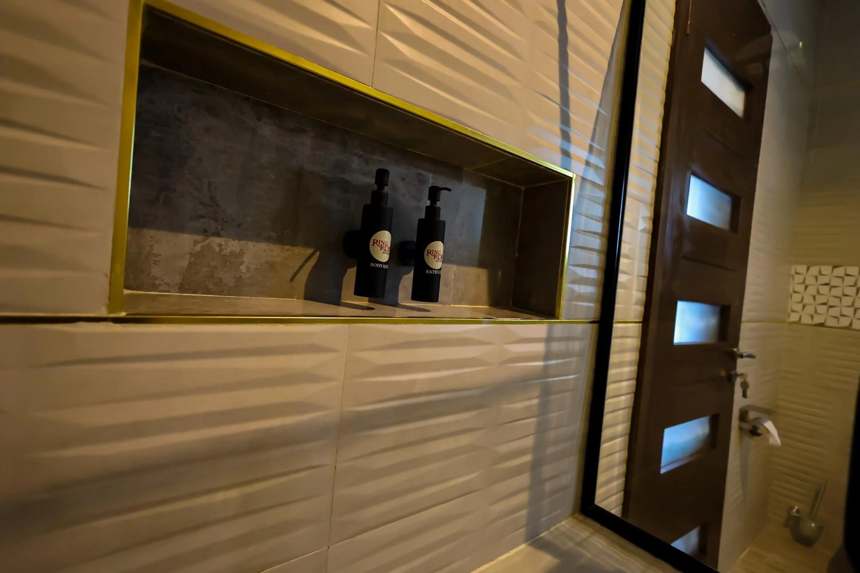 Shower in Ringruby Hotel, Eso Close