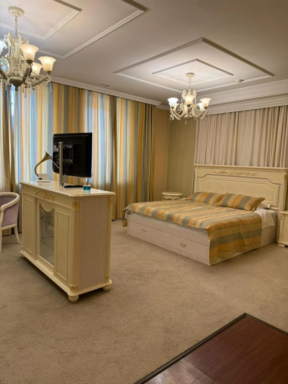 Deluxe Double Room with Bath in Vintage Boutique Hotel