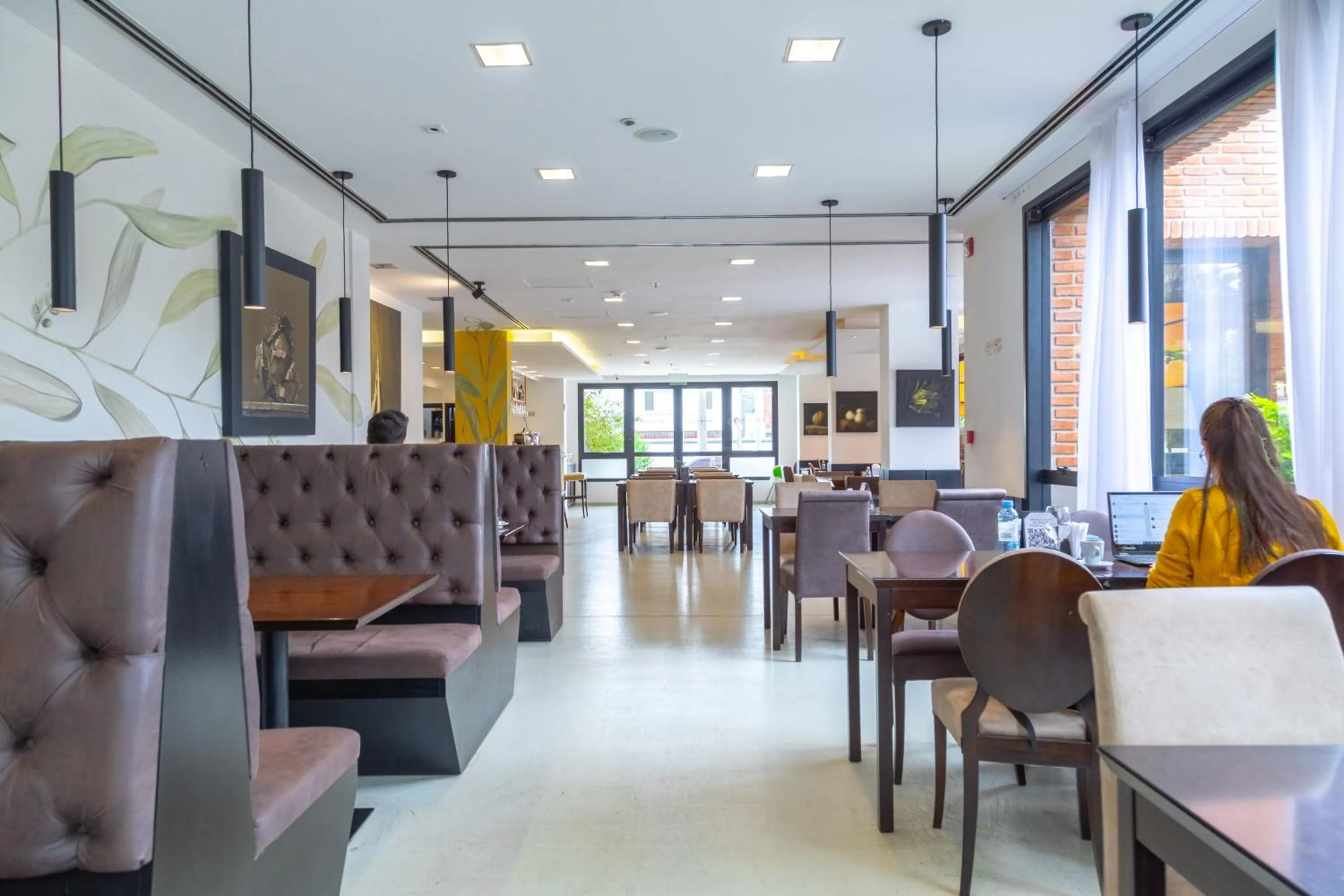 Restaurant/places to eat in Neper Hotel