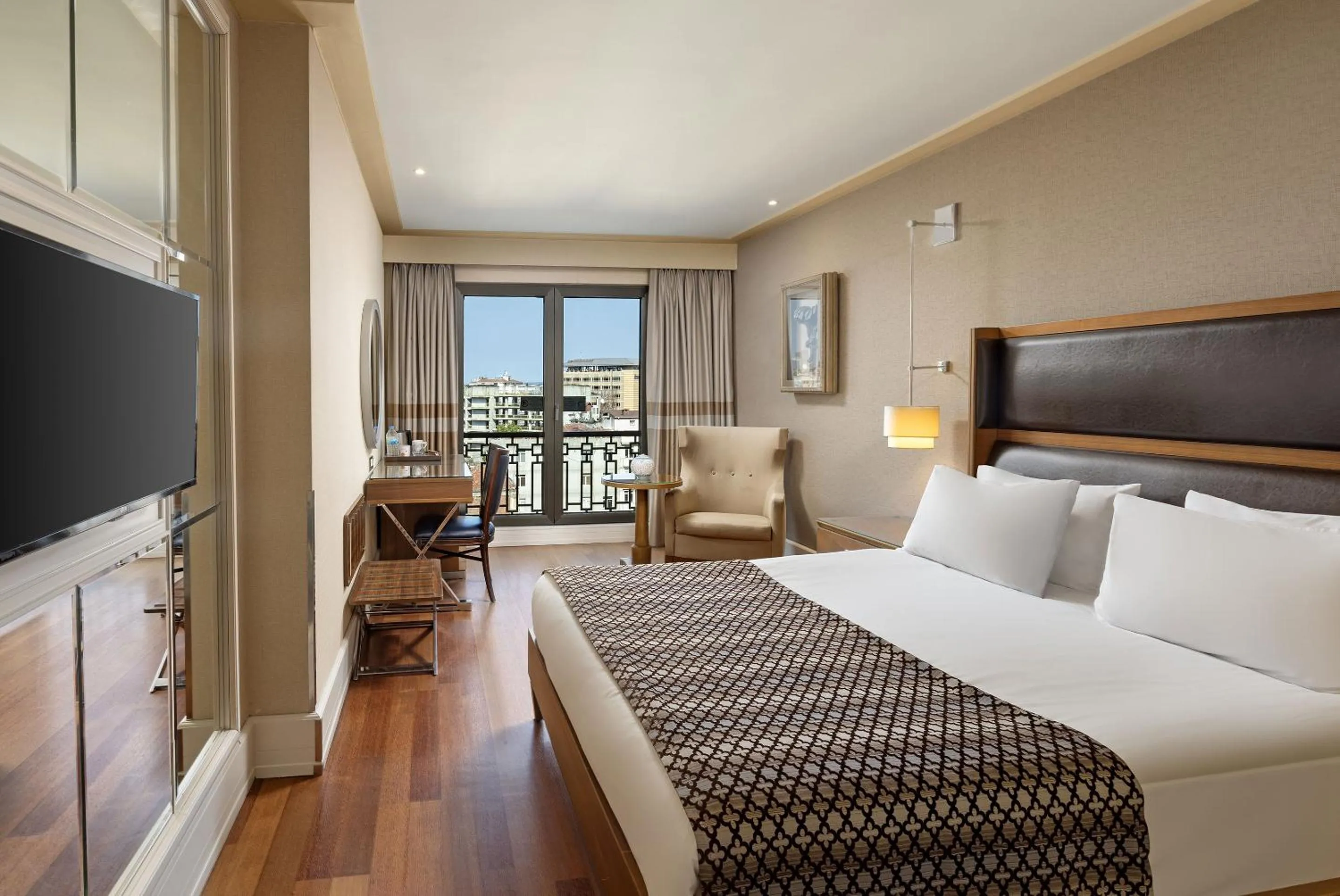 Photo of the whole room, Bed in Titanic City Taksim