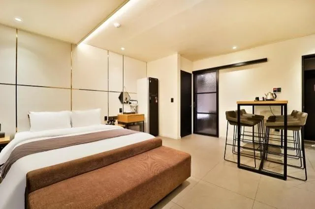 Suwon Brown Dot Suwon Ingyegyo