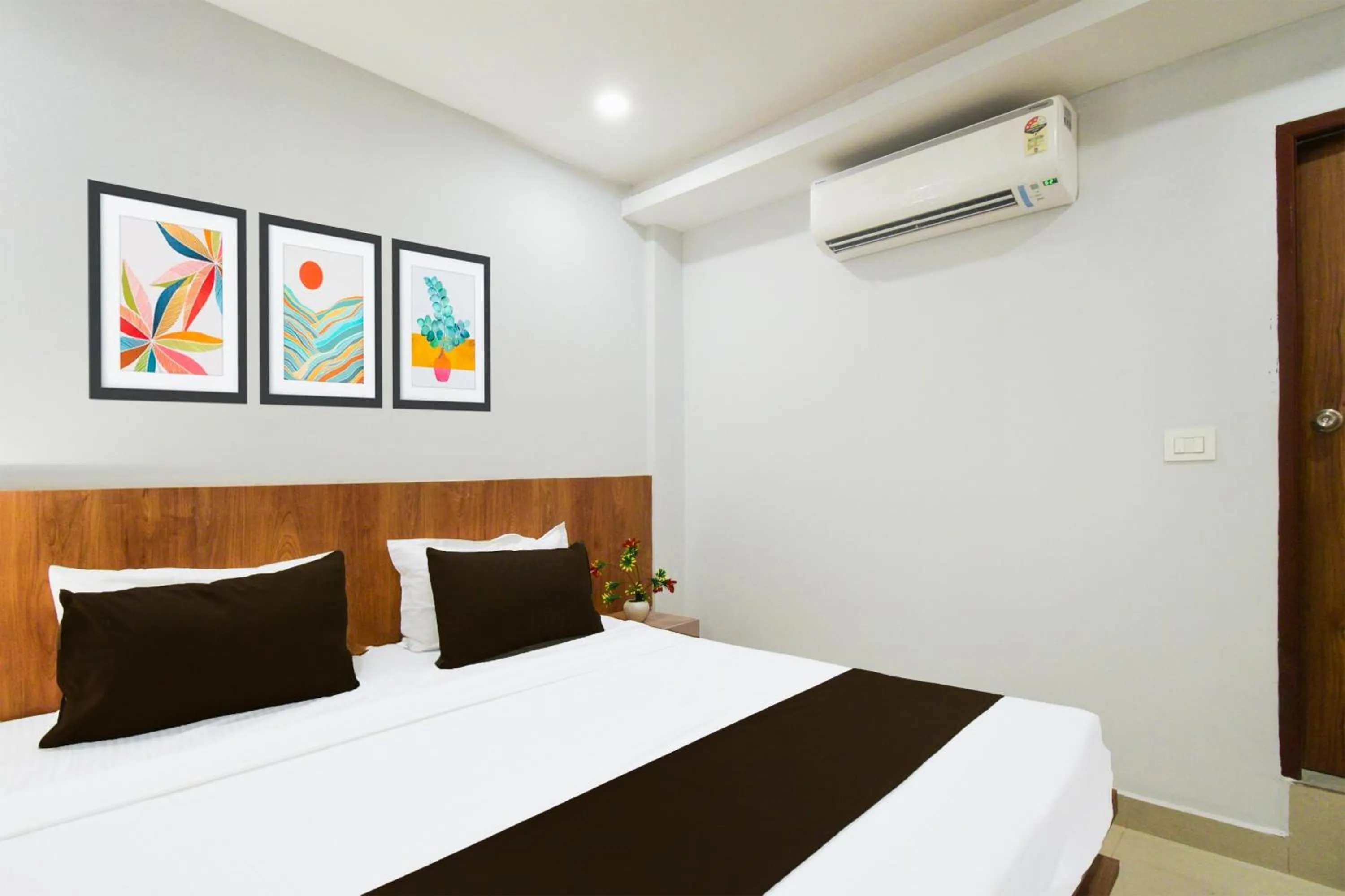 Bedroom, Bed in Hotel O Vaishnavi Residency