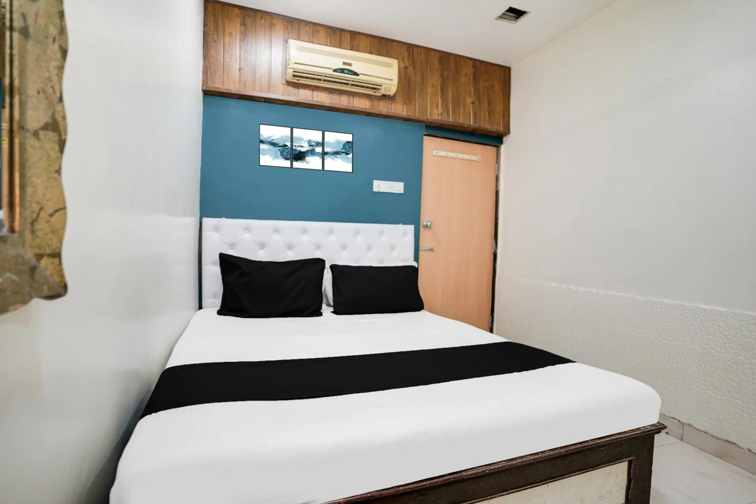 Bedroom, Bed in Hotel O Om Sai Palace