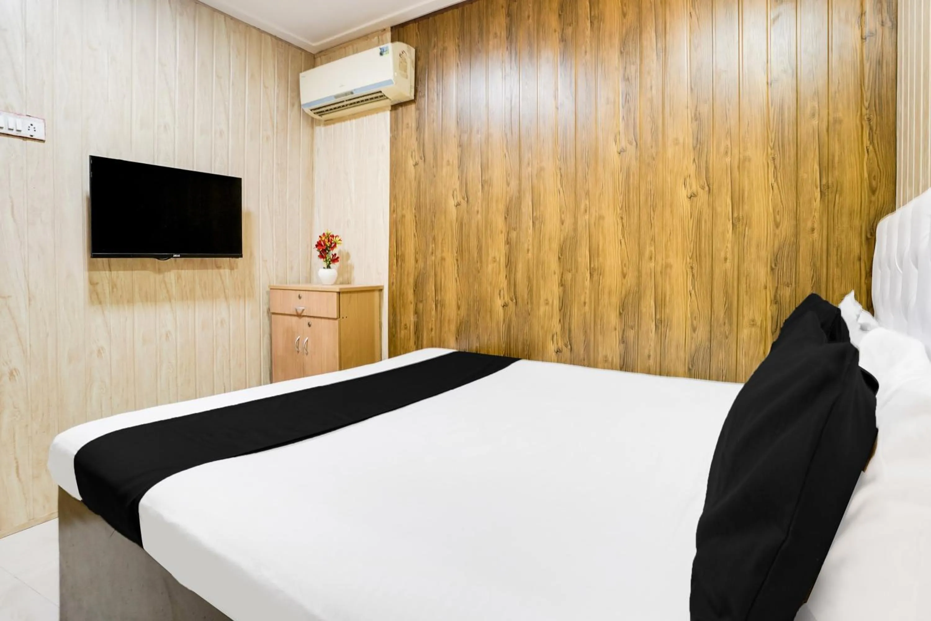 Bedroom, Bed in Hotel O Om Sai Palace