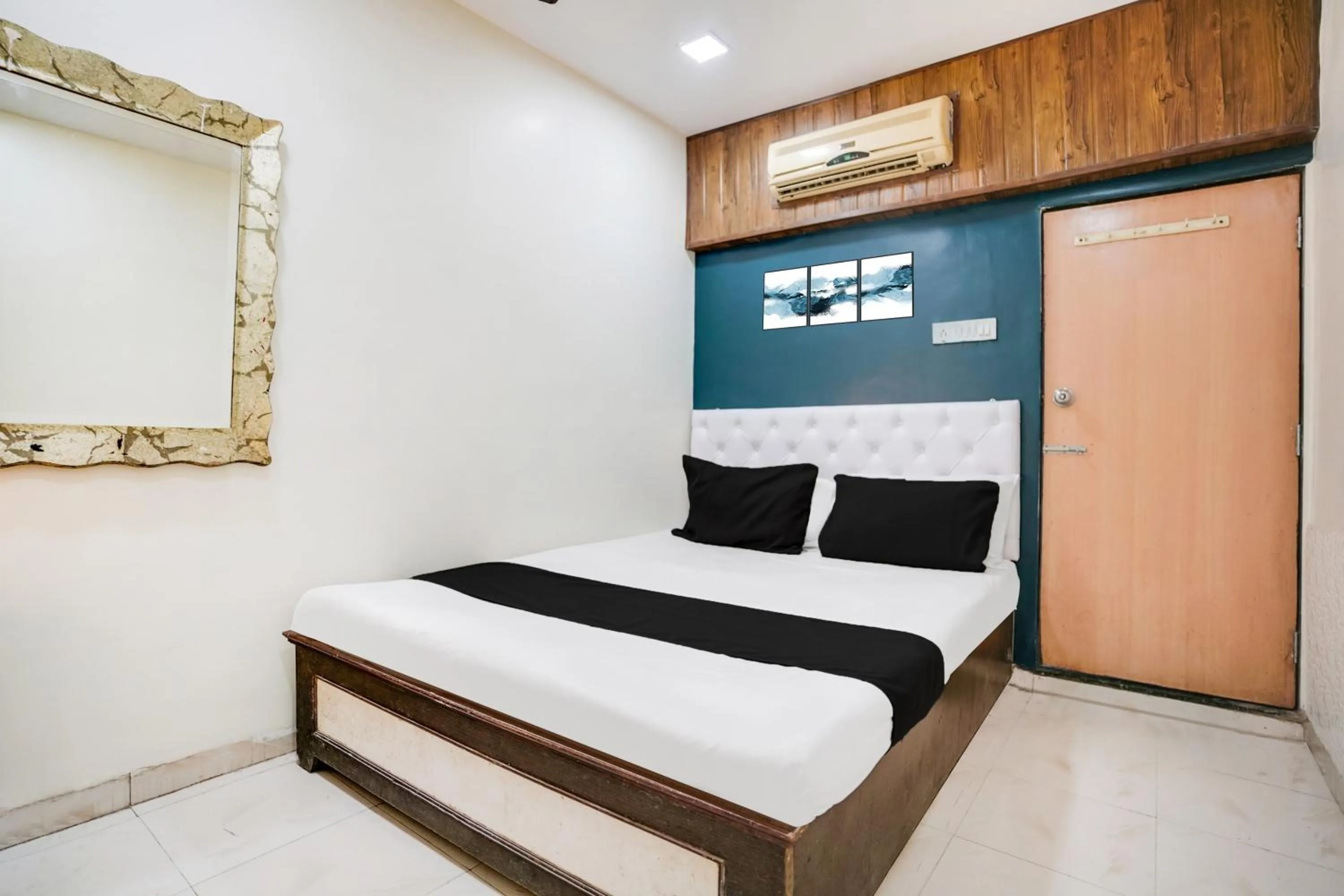 Bedroom, Bed in Hotel O Om Sai Palace