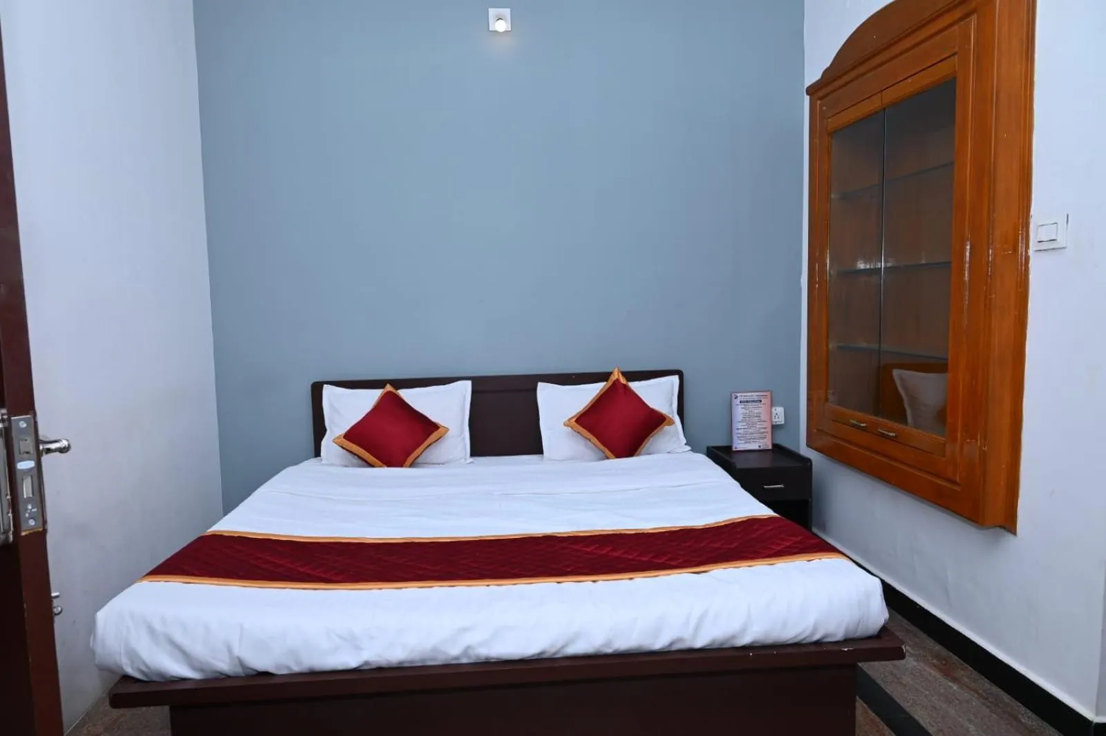 Bedroom, Bed in Prakash Residence - White Town