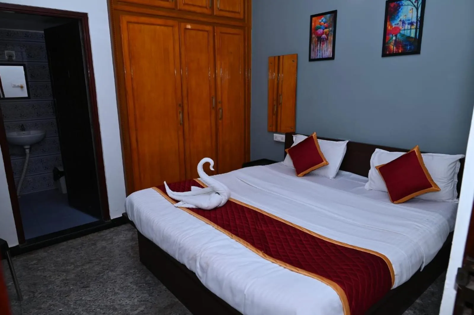 Photo of the whole room, Bed in Prakash Residence - White Town