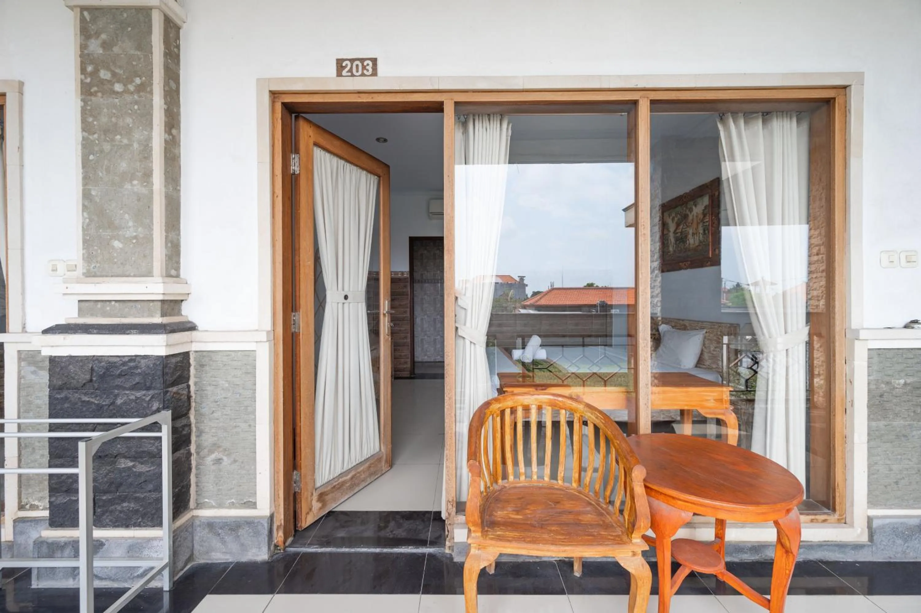 Seating area in Agung Homestay Canggu Mitra RedDoorz