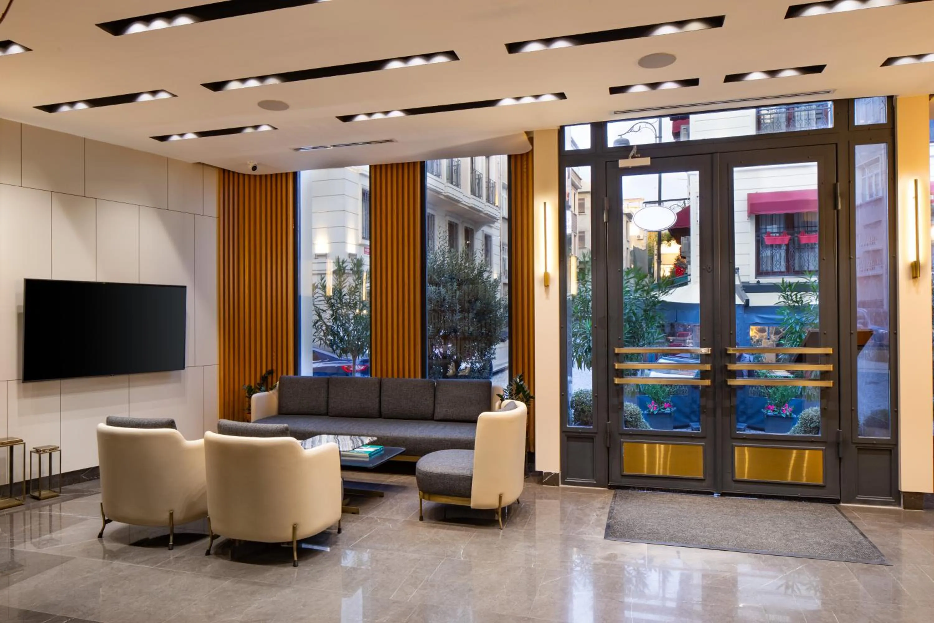 Communal lounge/ TV room in Me by Mula